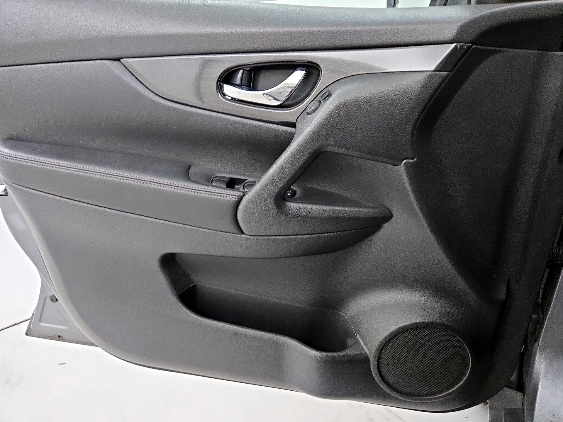 Thumbnail: 2017 Nissan Rogue - 12