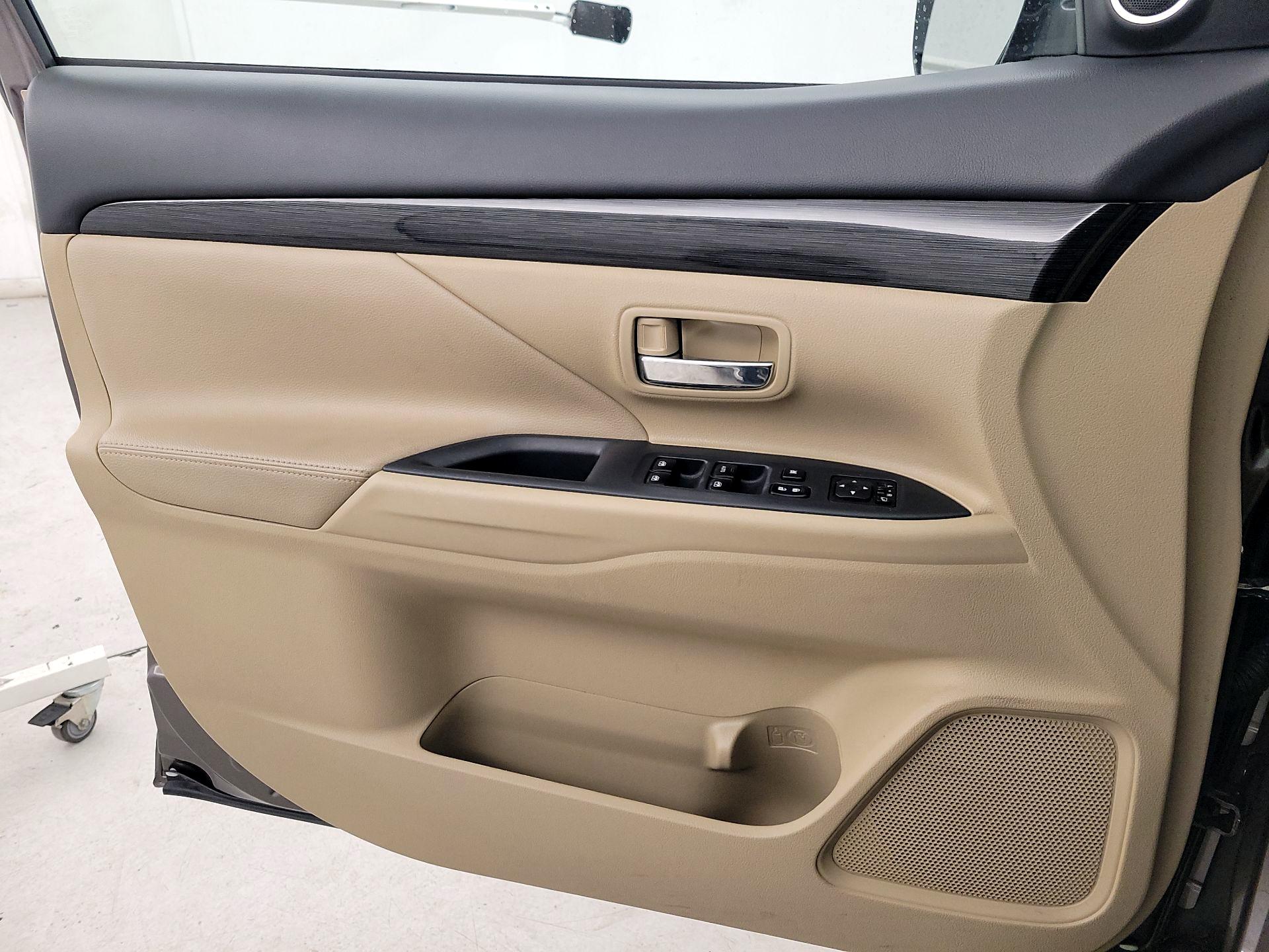 Thumbnail: 2017 Mitsubishi Outlander - 12