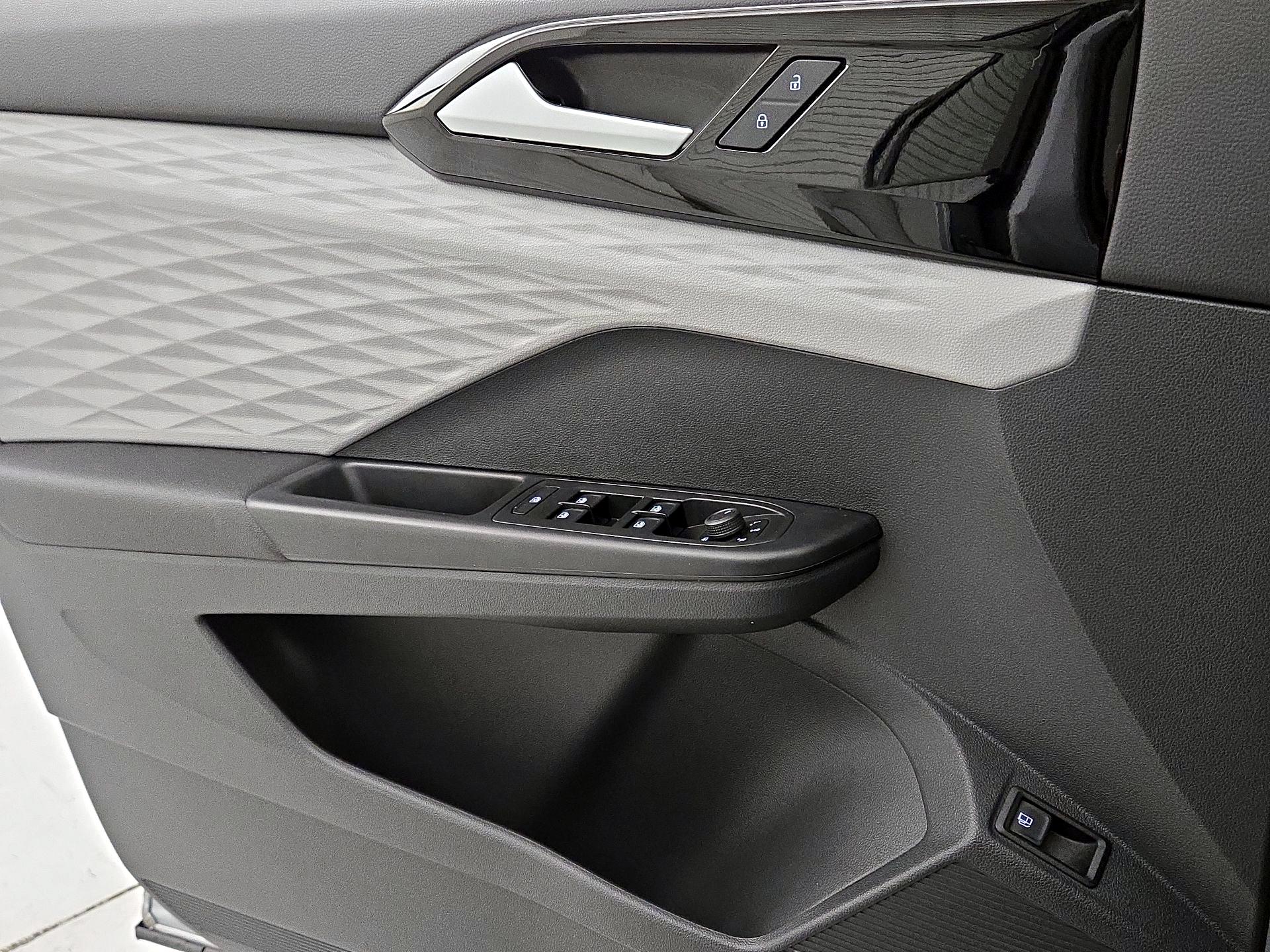 Thumbnail: 2023 Volkswagen Taos - 12