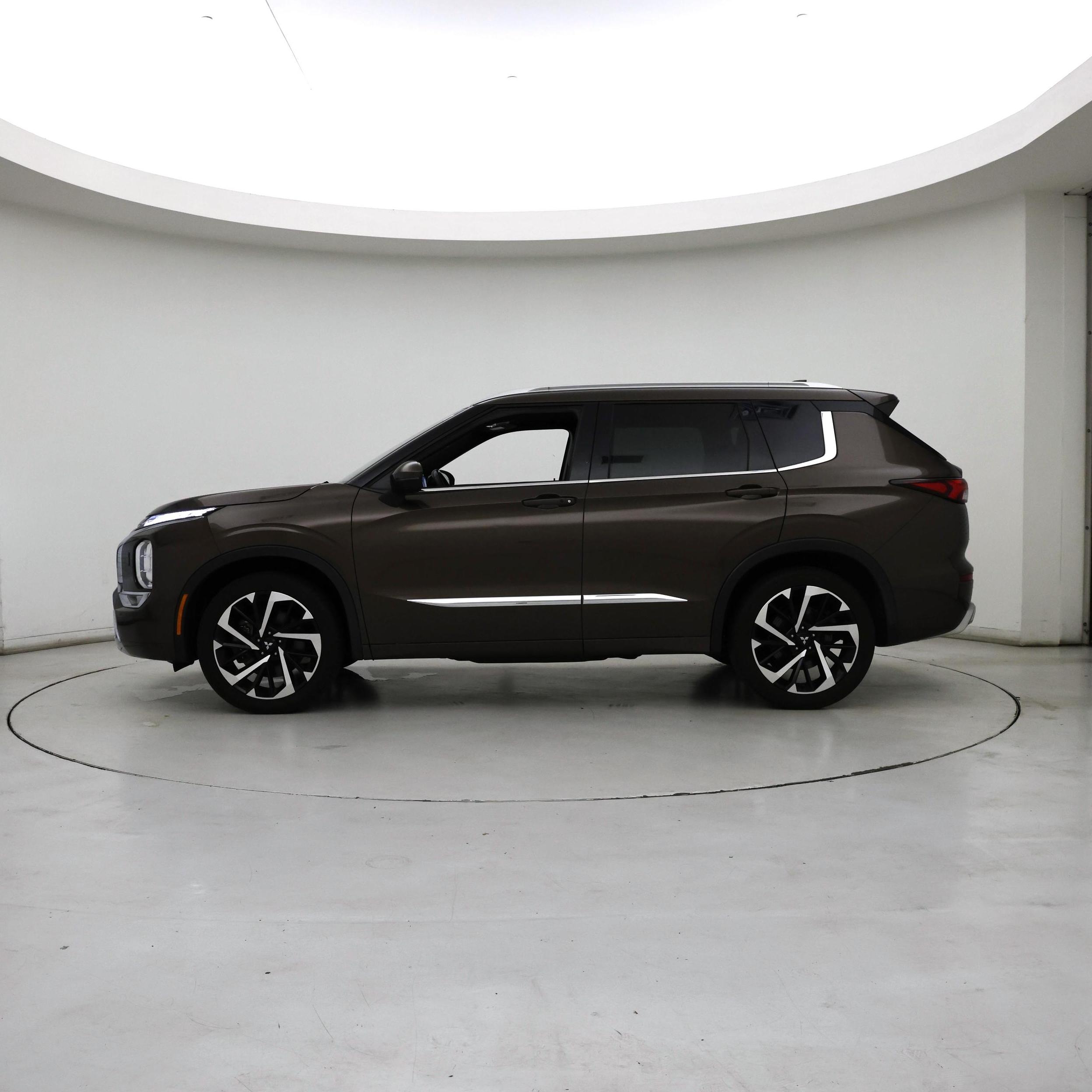 Thumbnail: 2022 Mitsubishi Outlander - 3