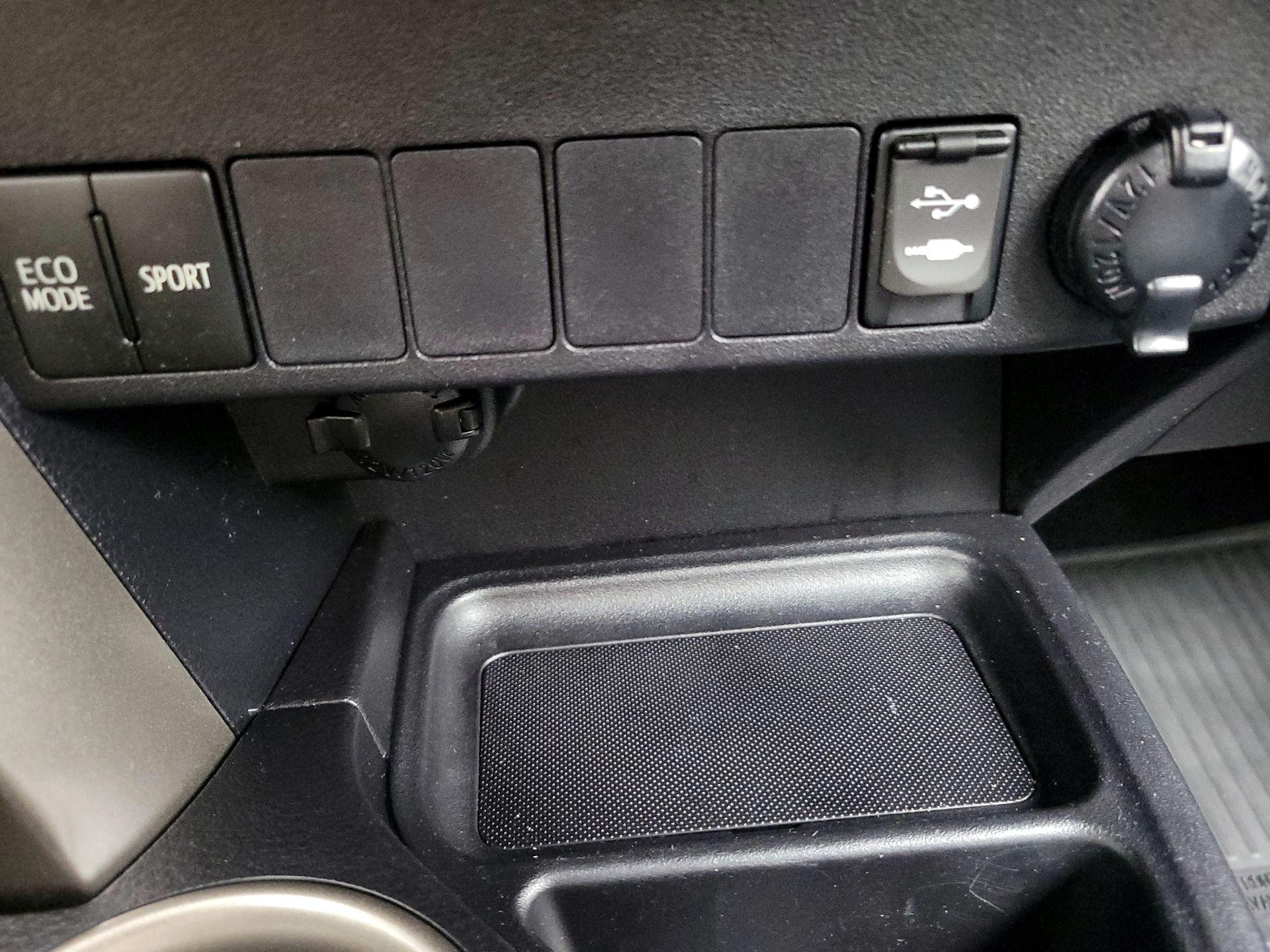 Thumbnail: 2015 Toyota RAV4 - 18