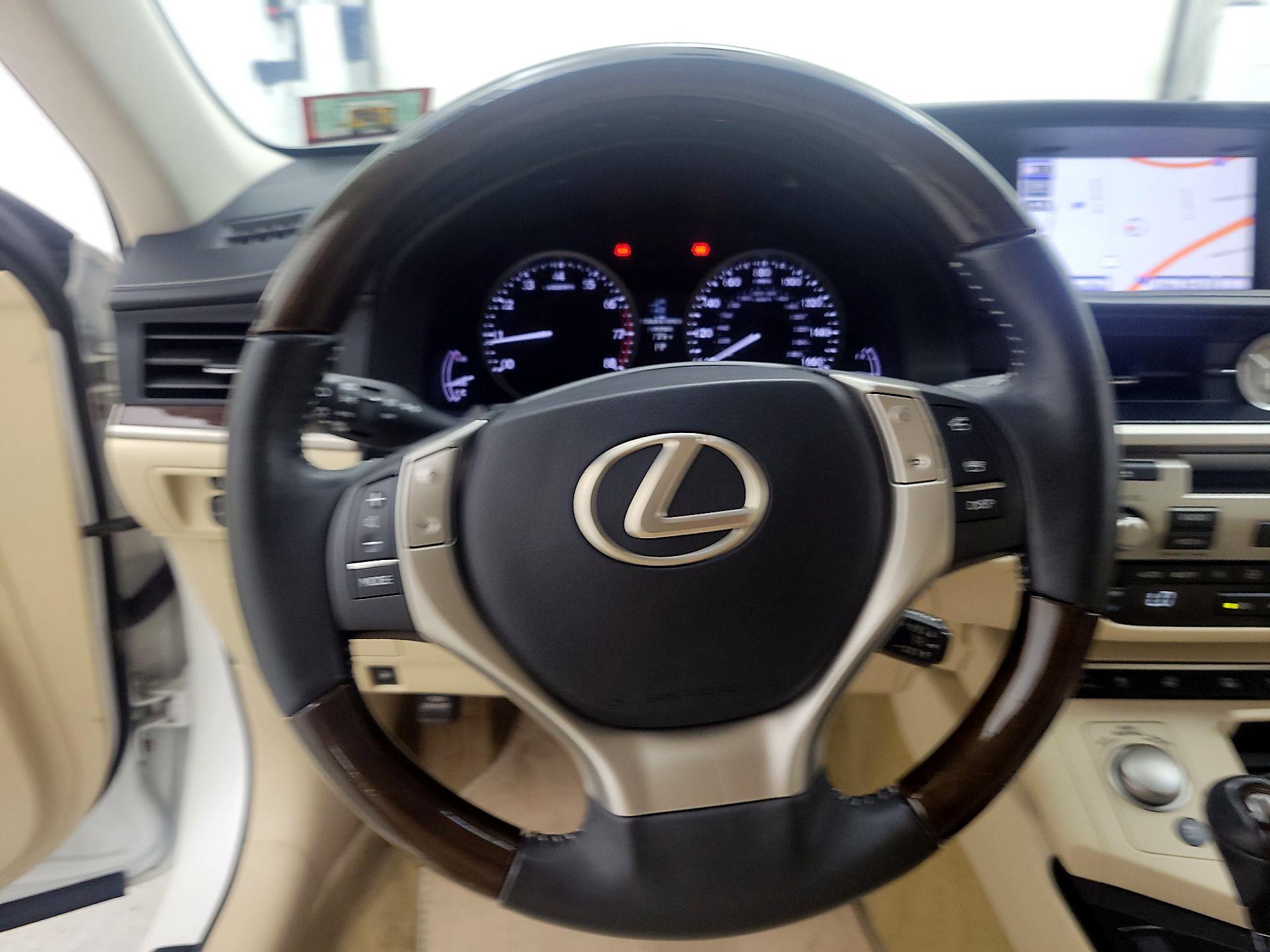 Thumbnail: 2014 Lexus ES - 10