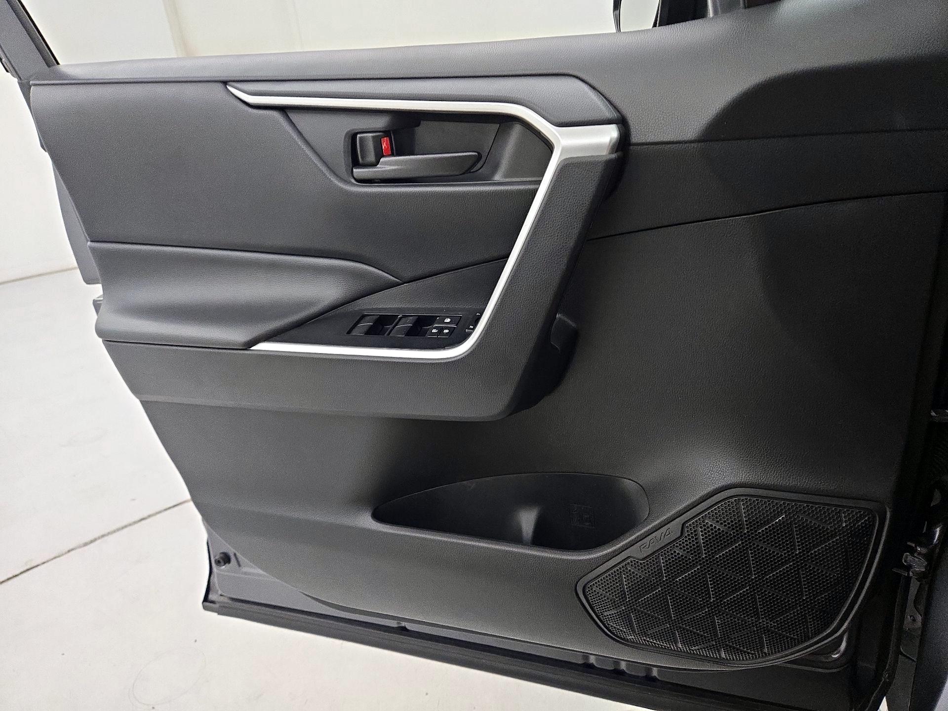 Thumbnail: 2020 Toyota RAV4 - 12