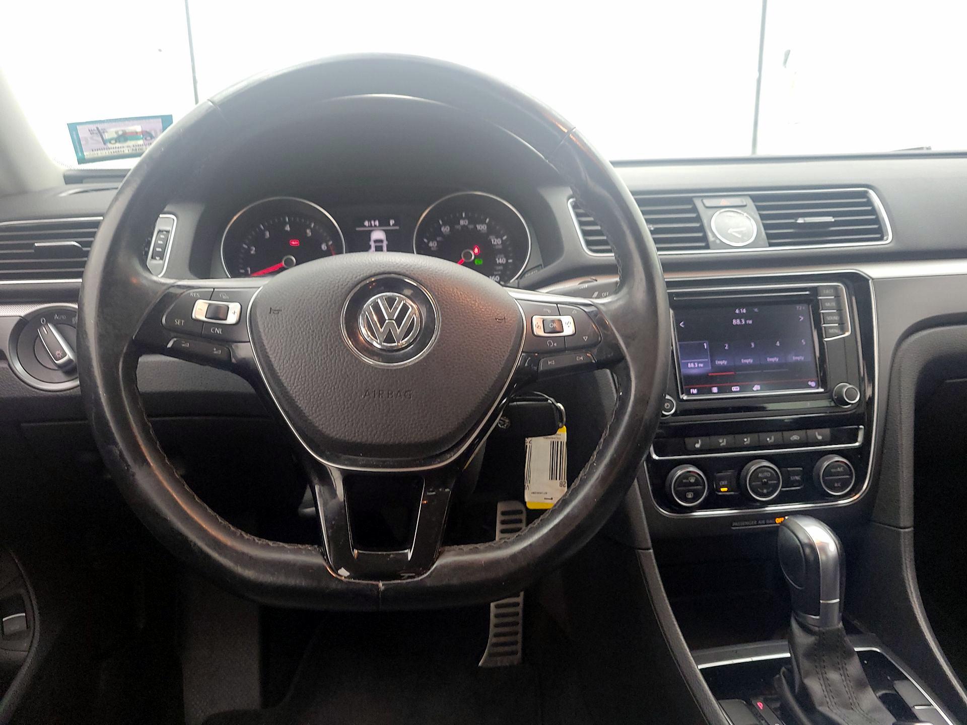 Thumbnail: 2017 Volkswagen Passat - 10