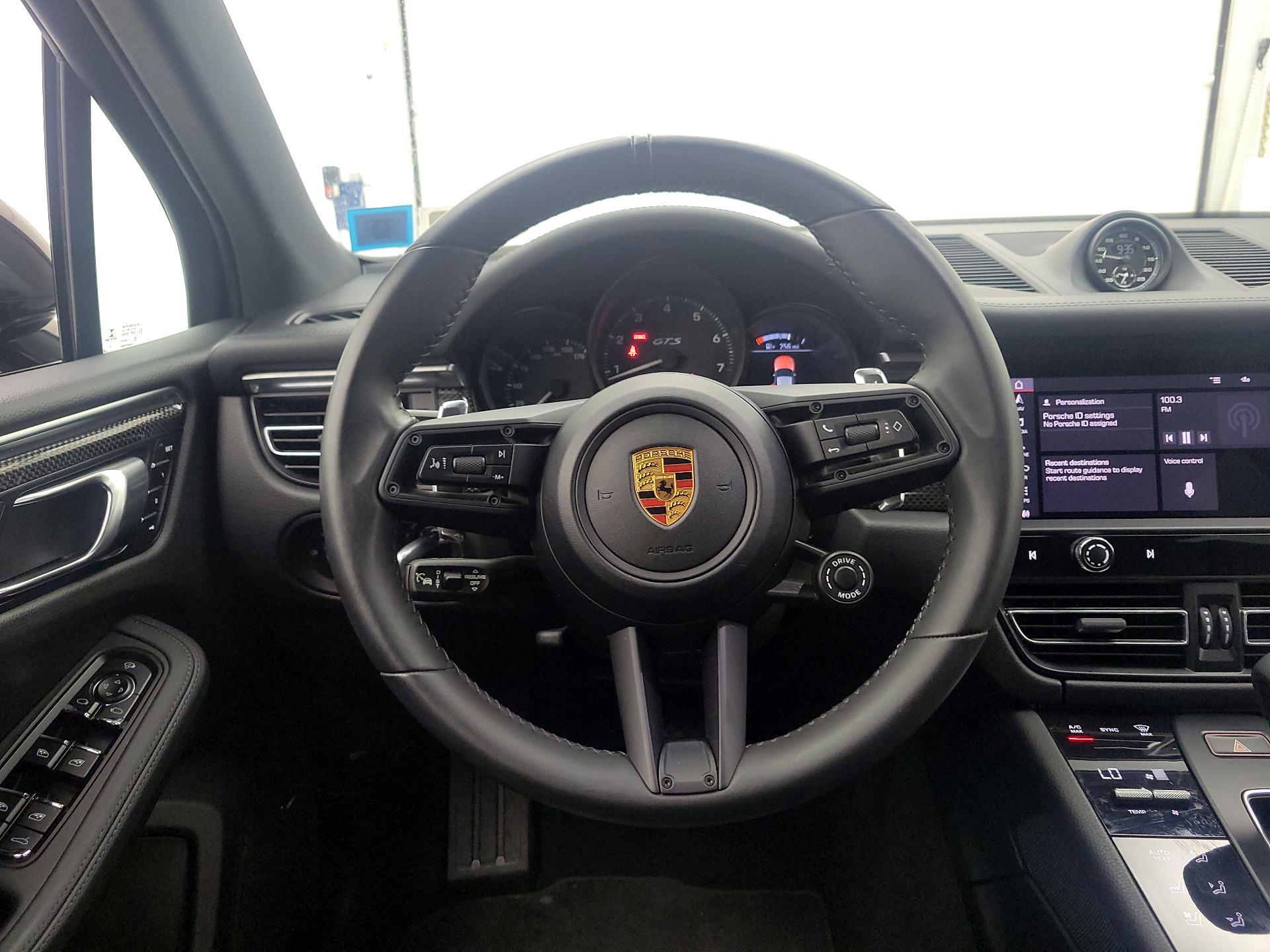Thumbnail: 2023 Porsche Macan - 10