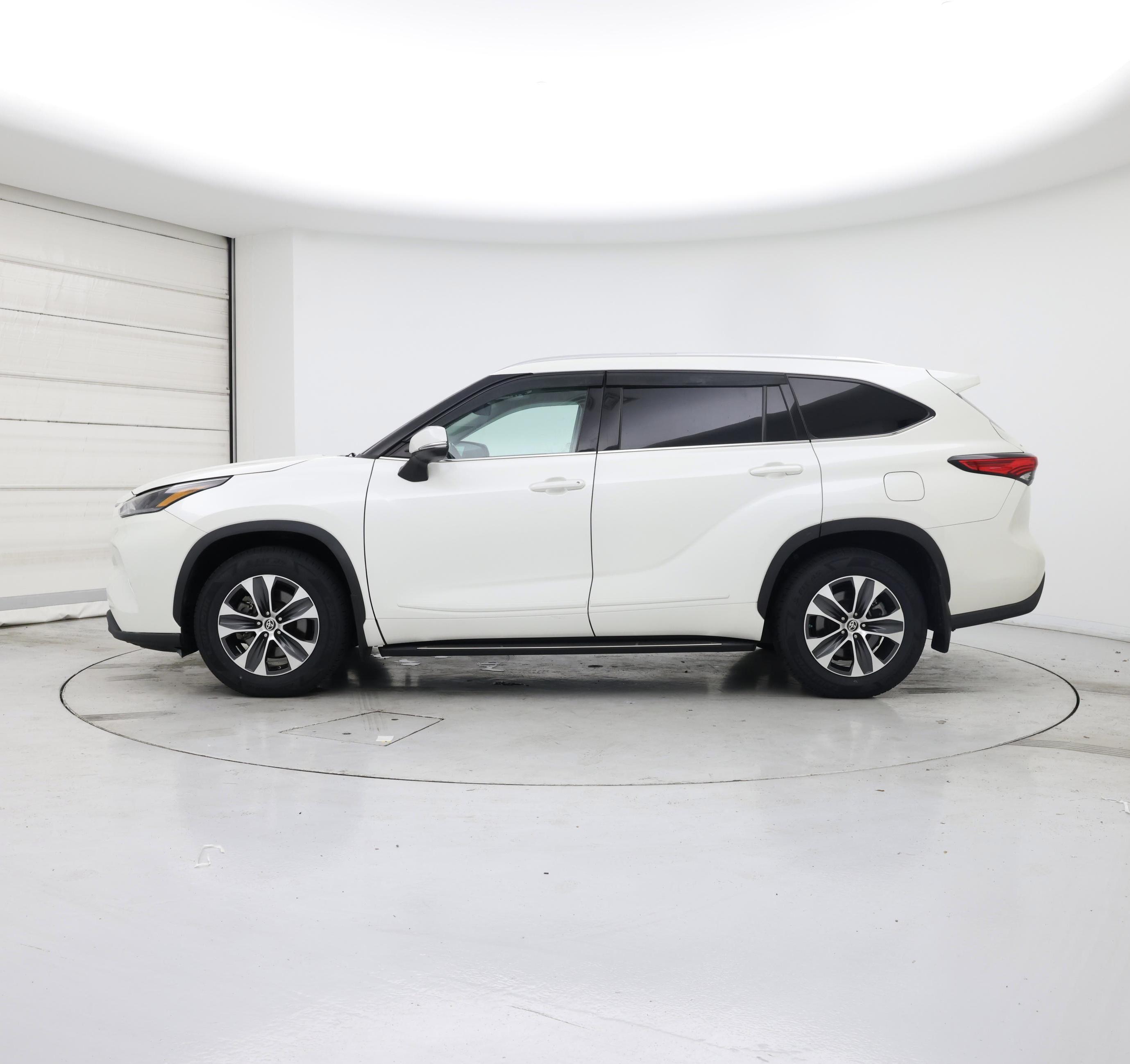 Thumbnail: 2021 Toyota Highlander - 3