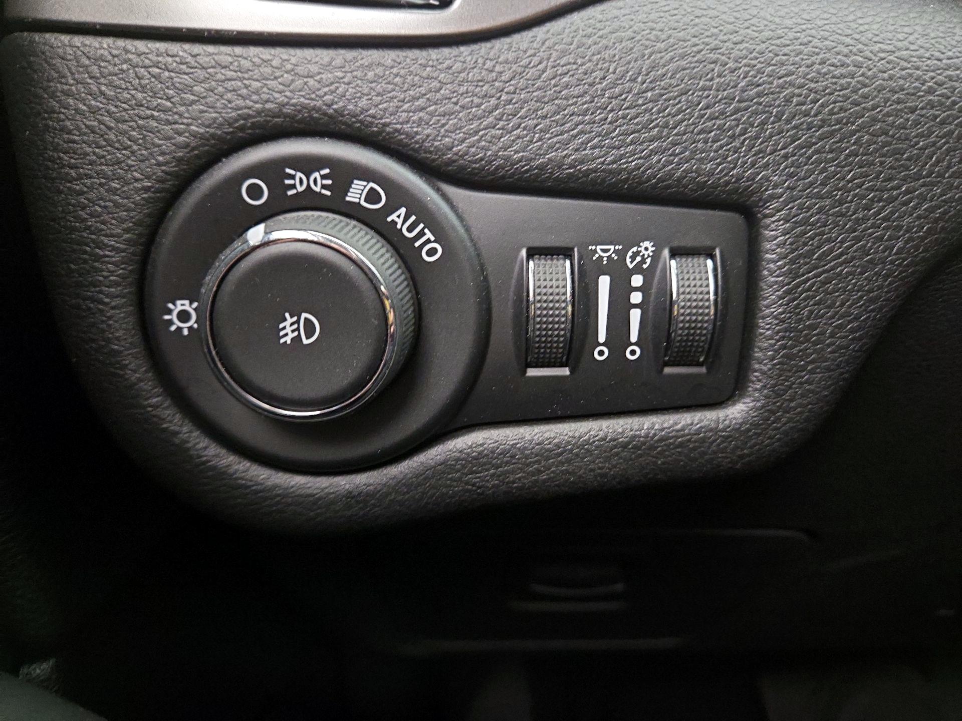Thumbnail: 2019 Jeep Cherokee - 13