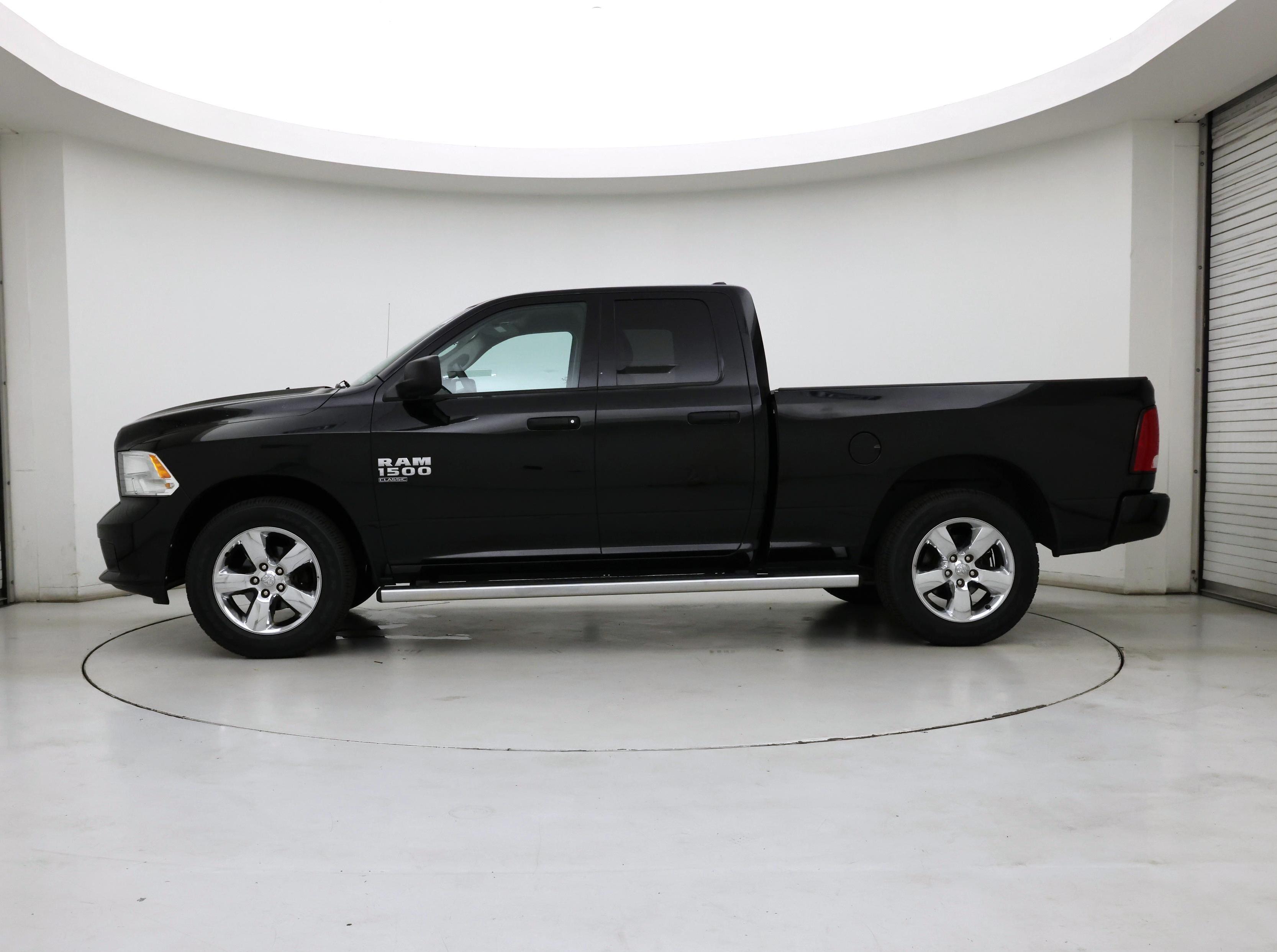 Thumbnail: 2019 RAM 1500 Classic - 3