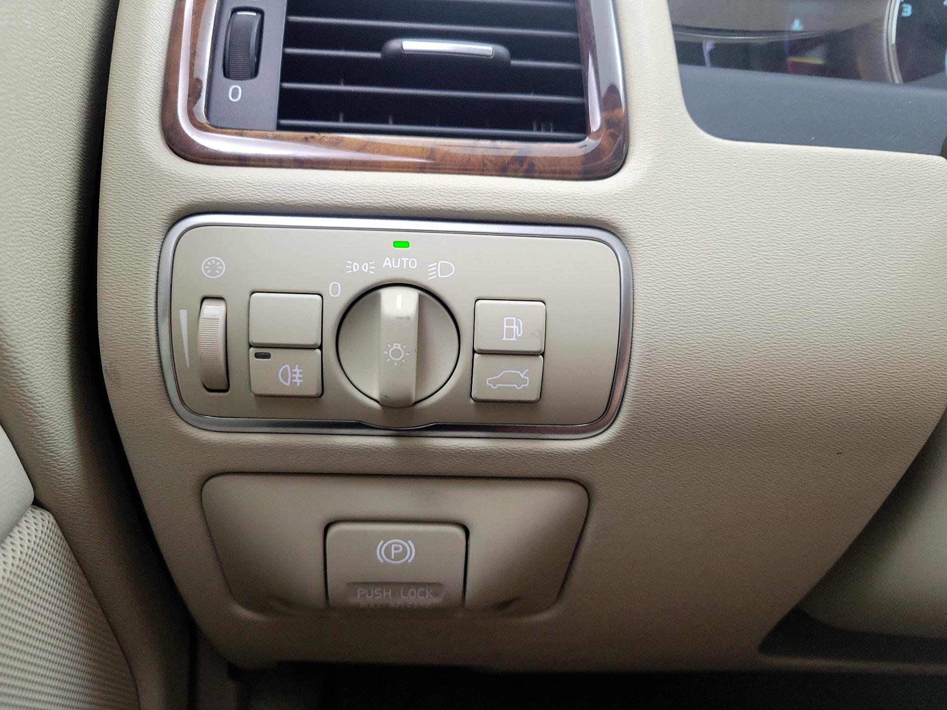 Thumbnail: 2015 Volvo XC70 - 13