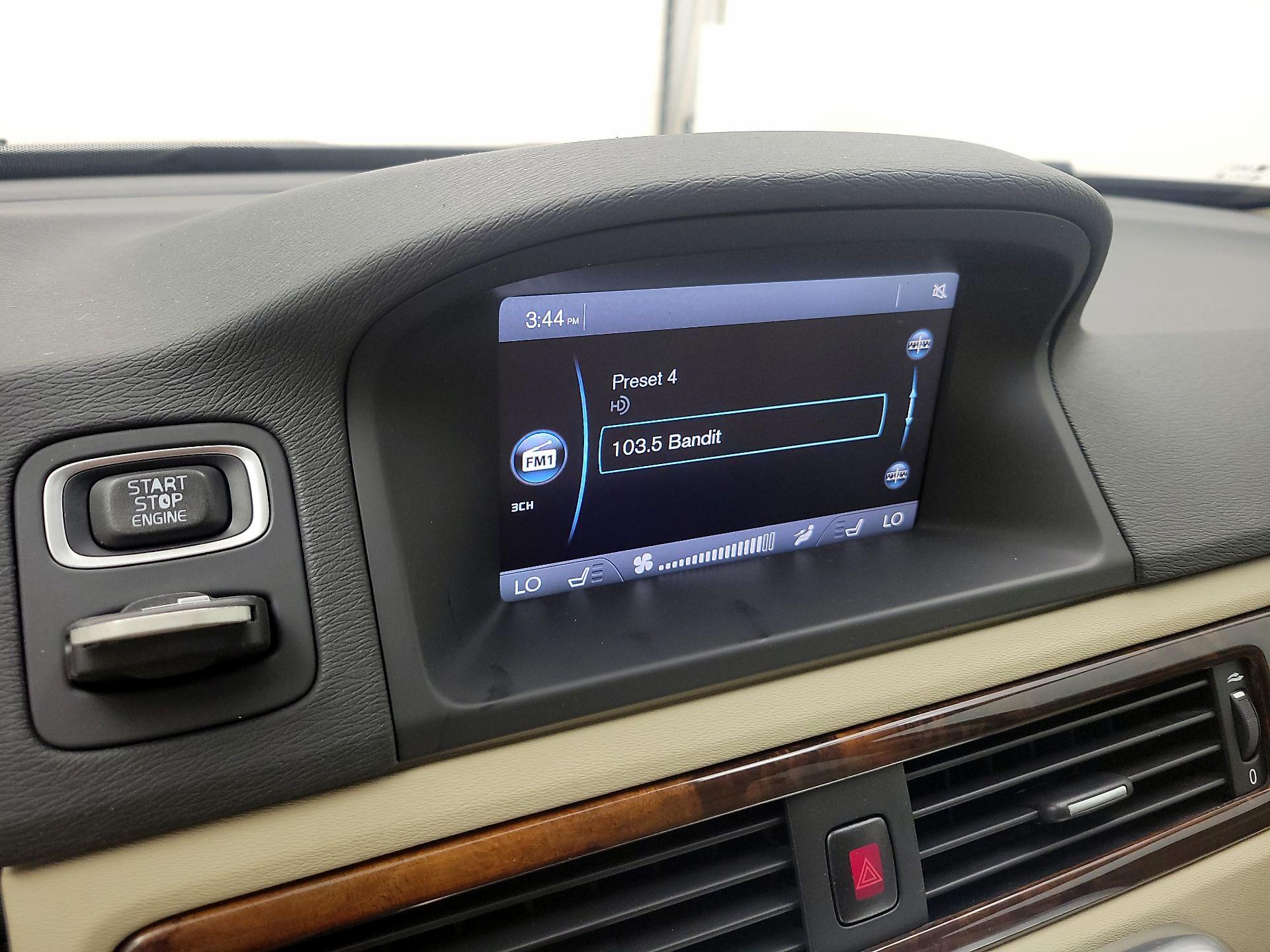 Thumbnail: 2015 Volvo XC70 - 16