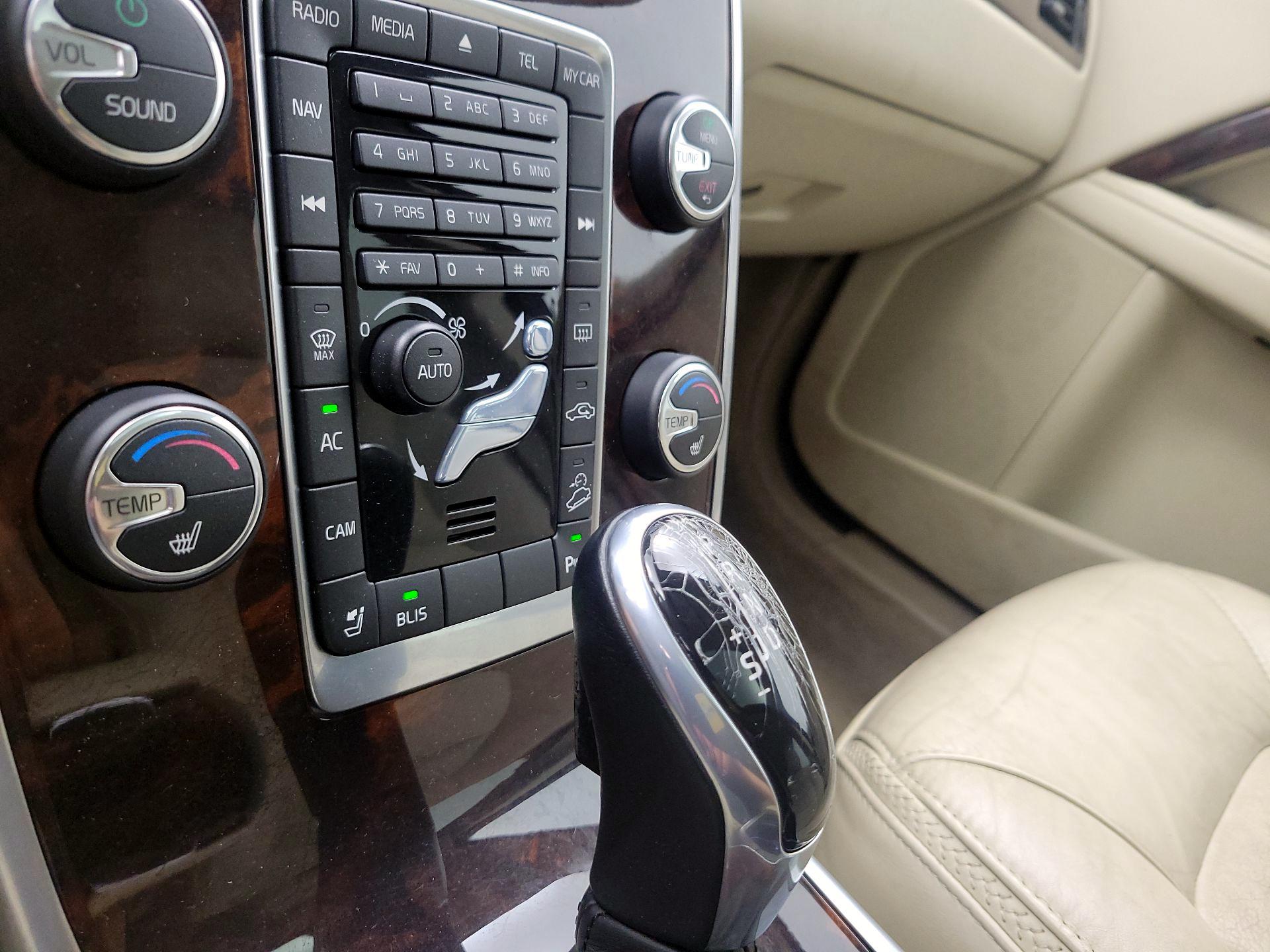 Thumbnail: 2015 Volvo XC70 - 17