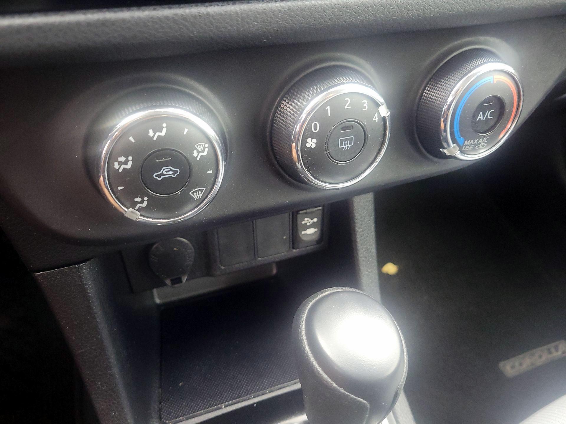 Thumbnail: 2014 Toyota Corolla - 15