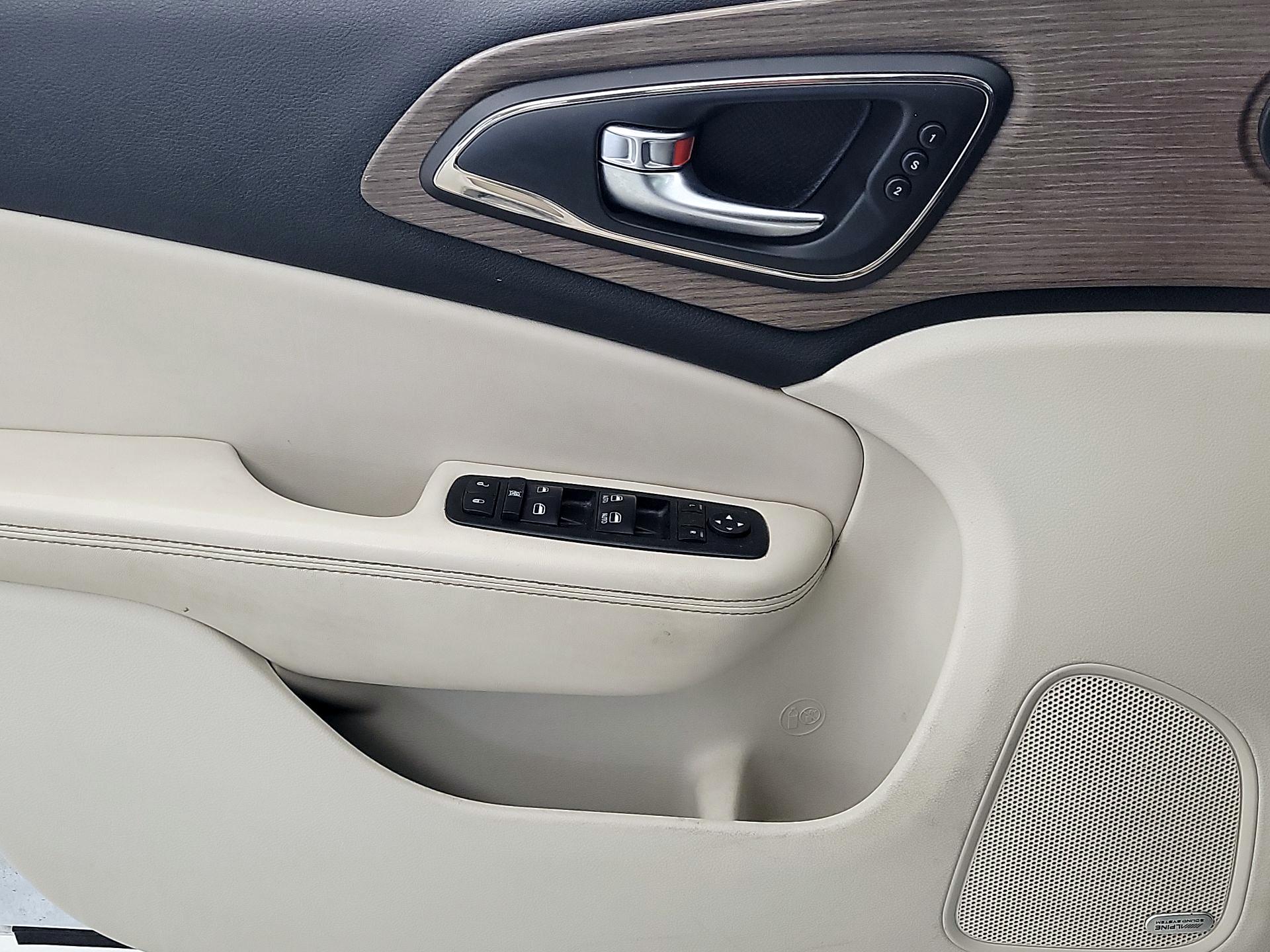 Thumbnail: 2015 Chrysler 200 - 12