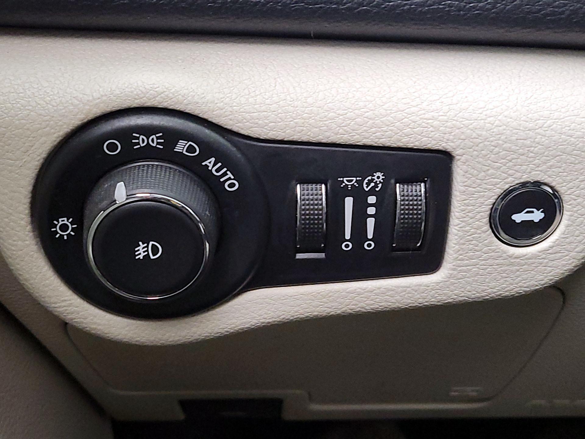 Thumbnail: 2015 Chrysler 200 - 13