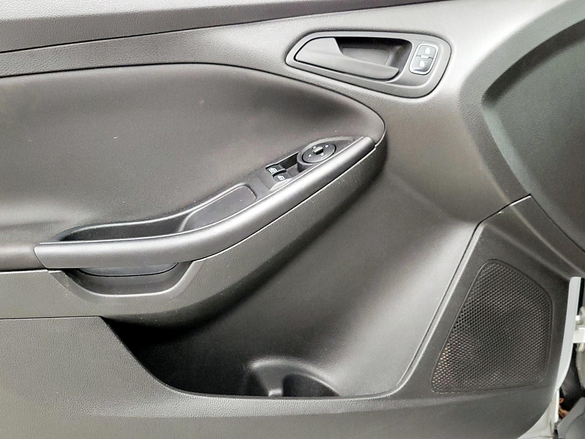 Thumbnail: 2016 Ford Focus - 12