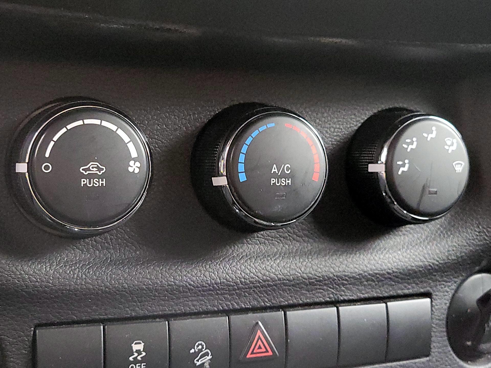 Thumbnail: 2016 Jeep Wrangler - 14