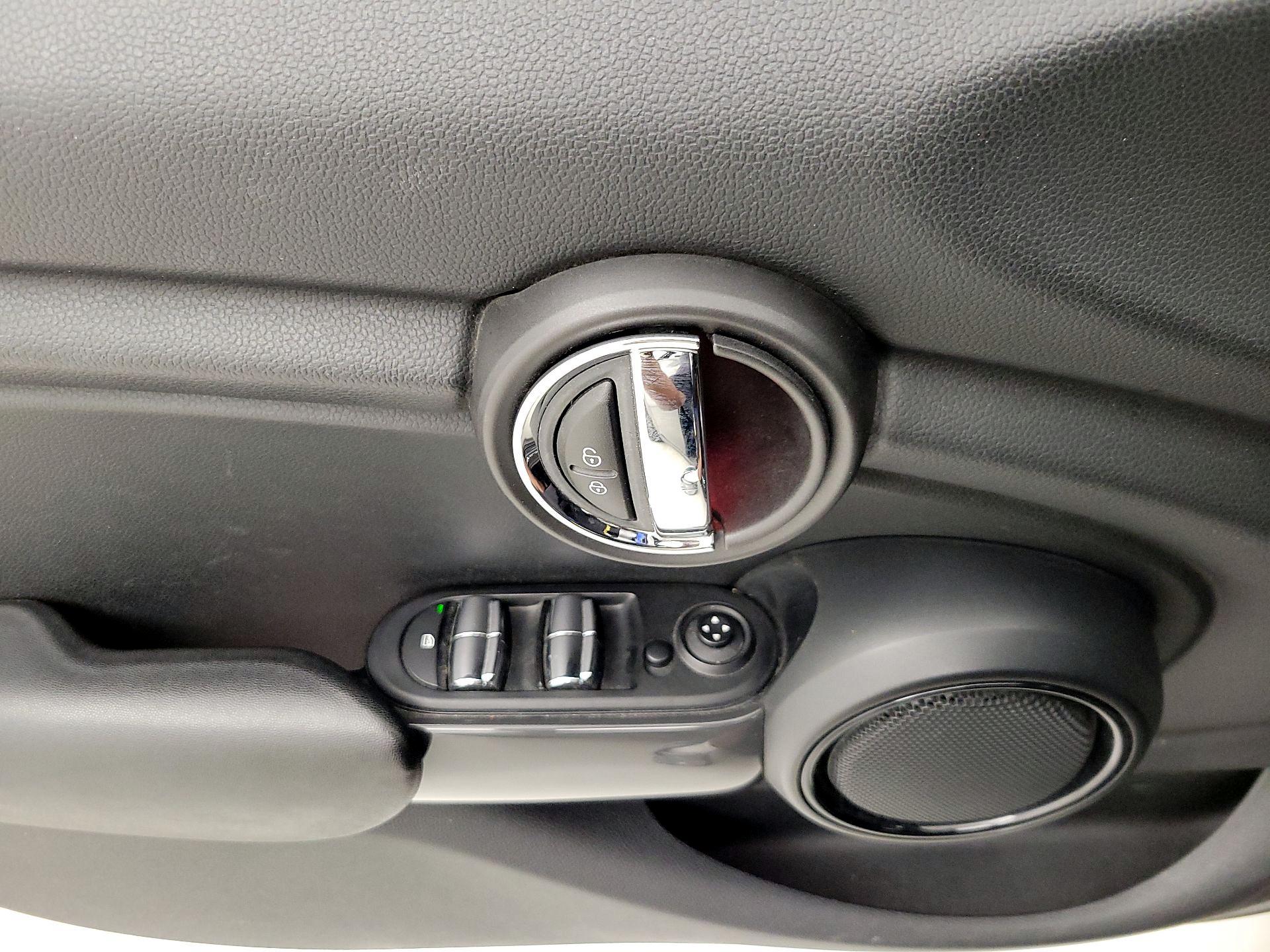 Thumbnail: 2015 MINI Cooper Hardtop - 12