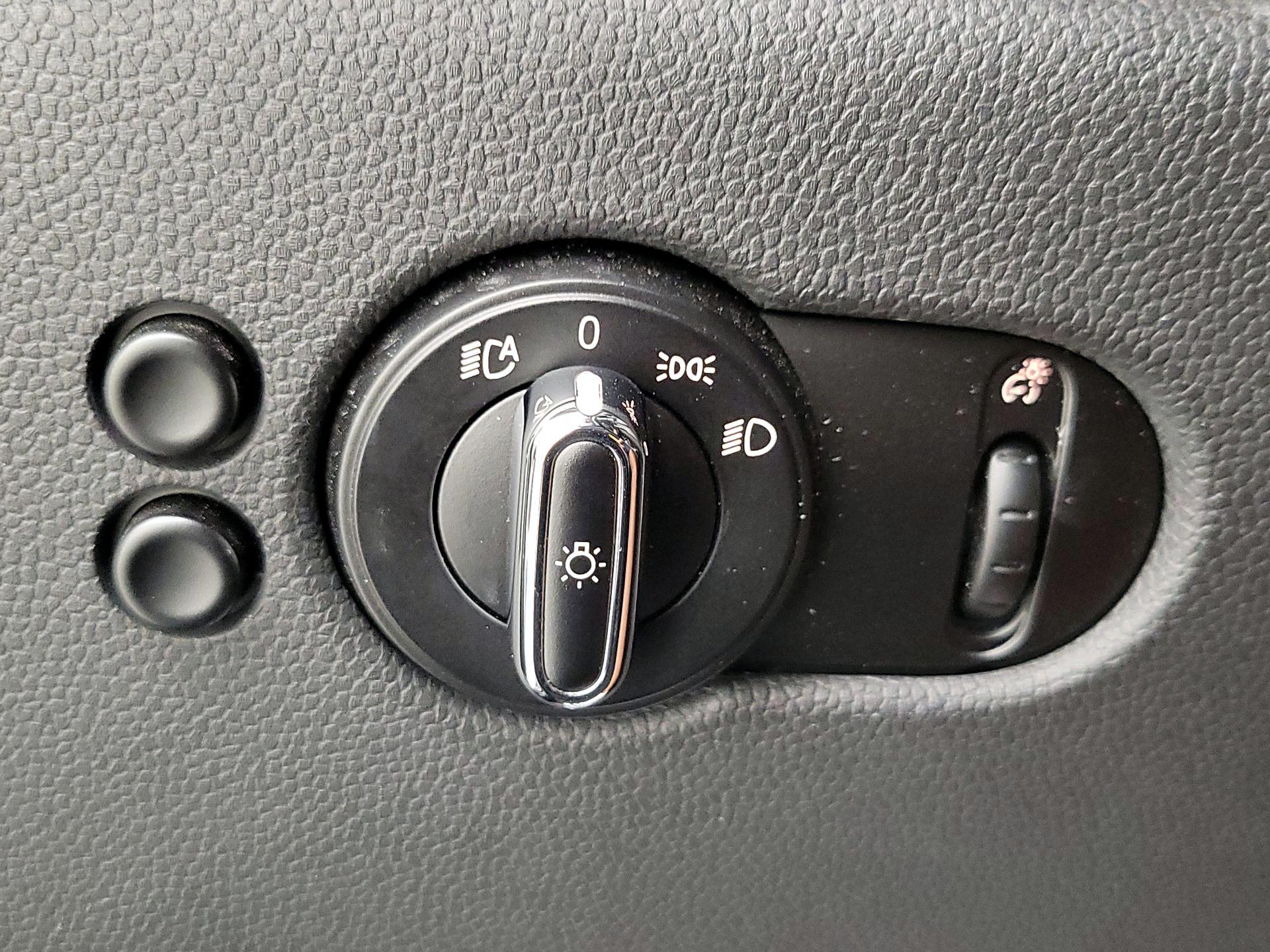 Thumbnail: 2015 MINI Cooper Hardtop - 13