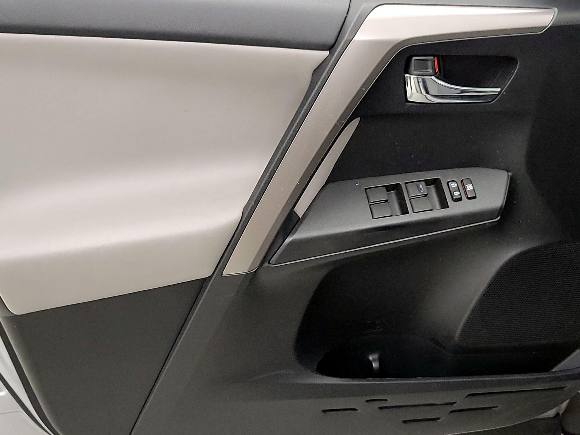 Thumbnail: 2018 Toyota RAV4 - 12