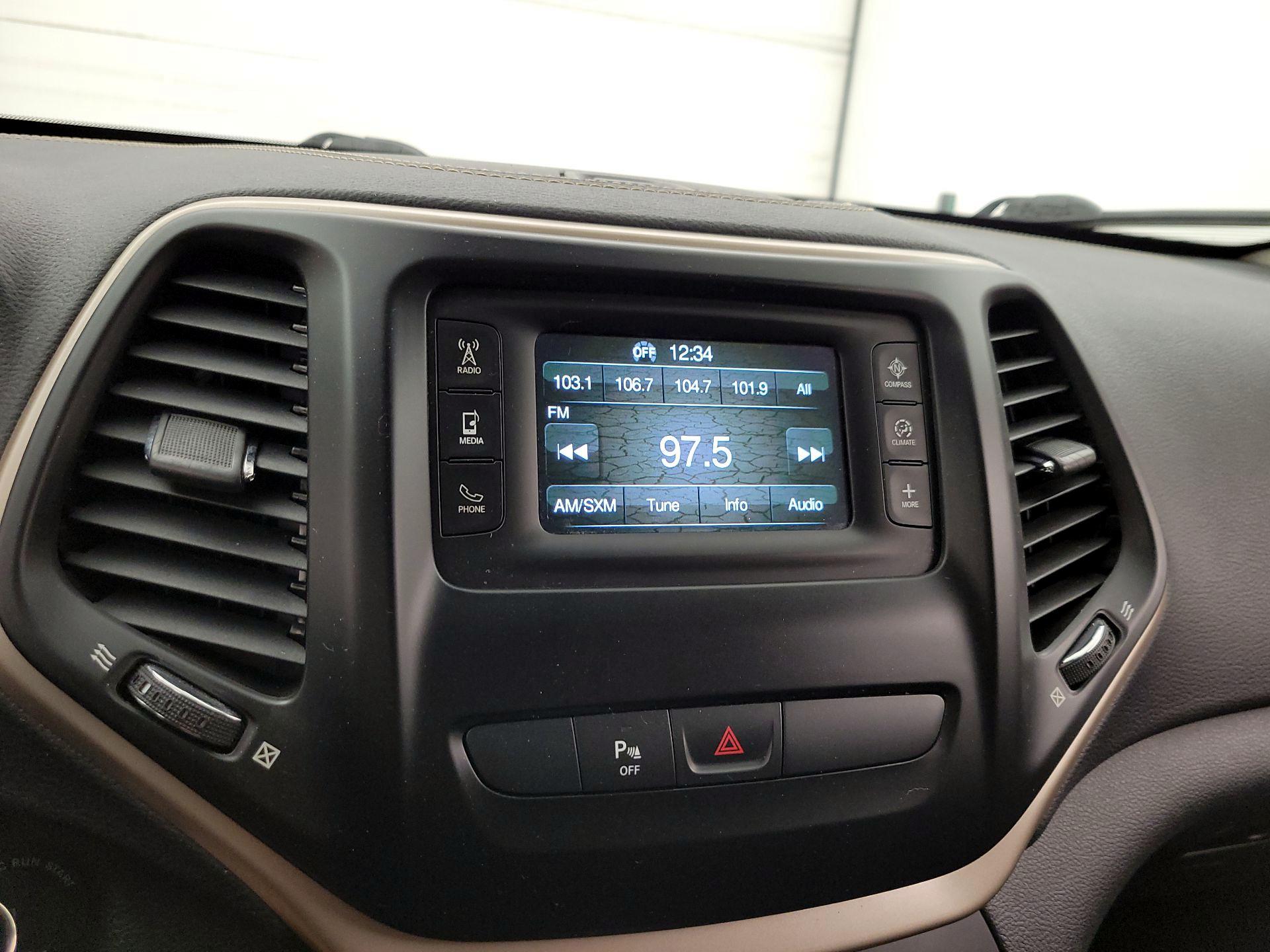 Thumbnail: 2016 Jeep Cherokee - 15