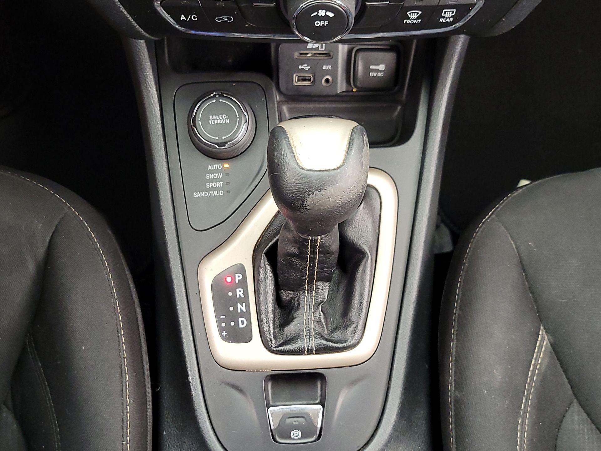Thumbnail: 2016 Jeep Cherokee - 17