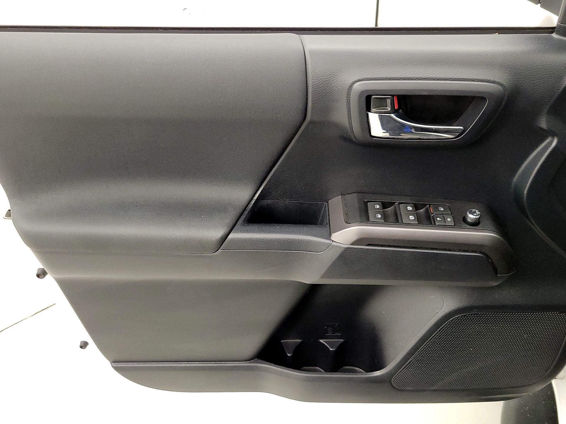 Thumbnail: 2017 Toyota Tacoma - 12