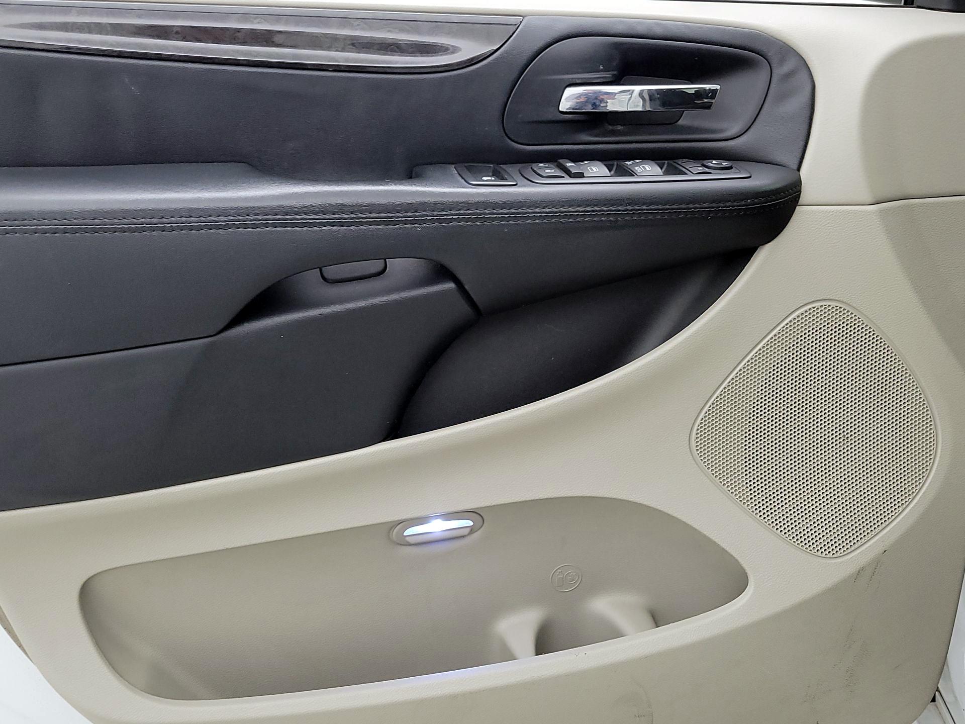 Thumbnail: 2016 Dodge Grand Caravan - 12
