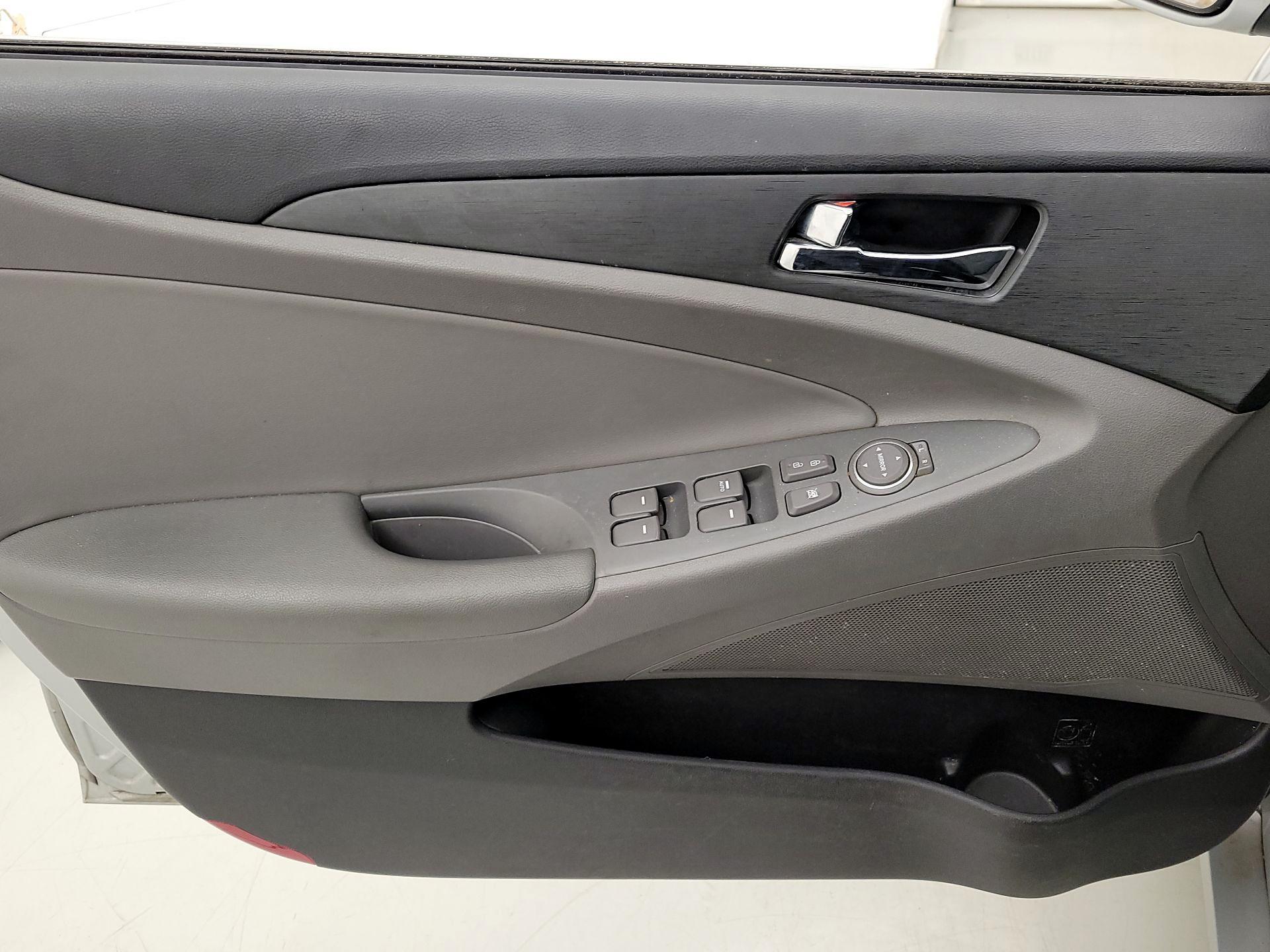 Thumbnail: 2013 Hyundai Sonata - 12