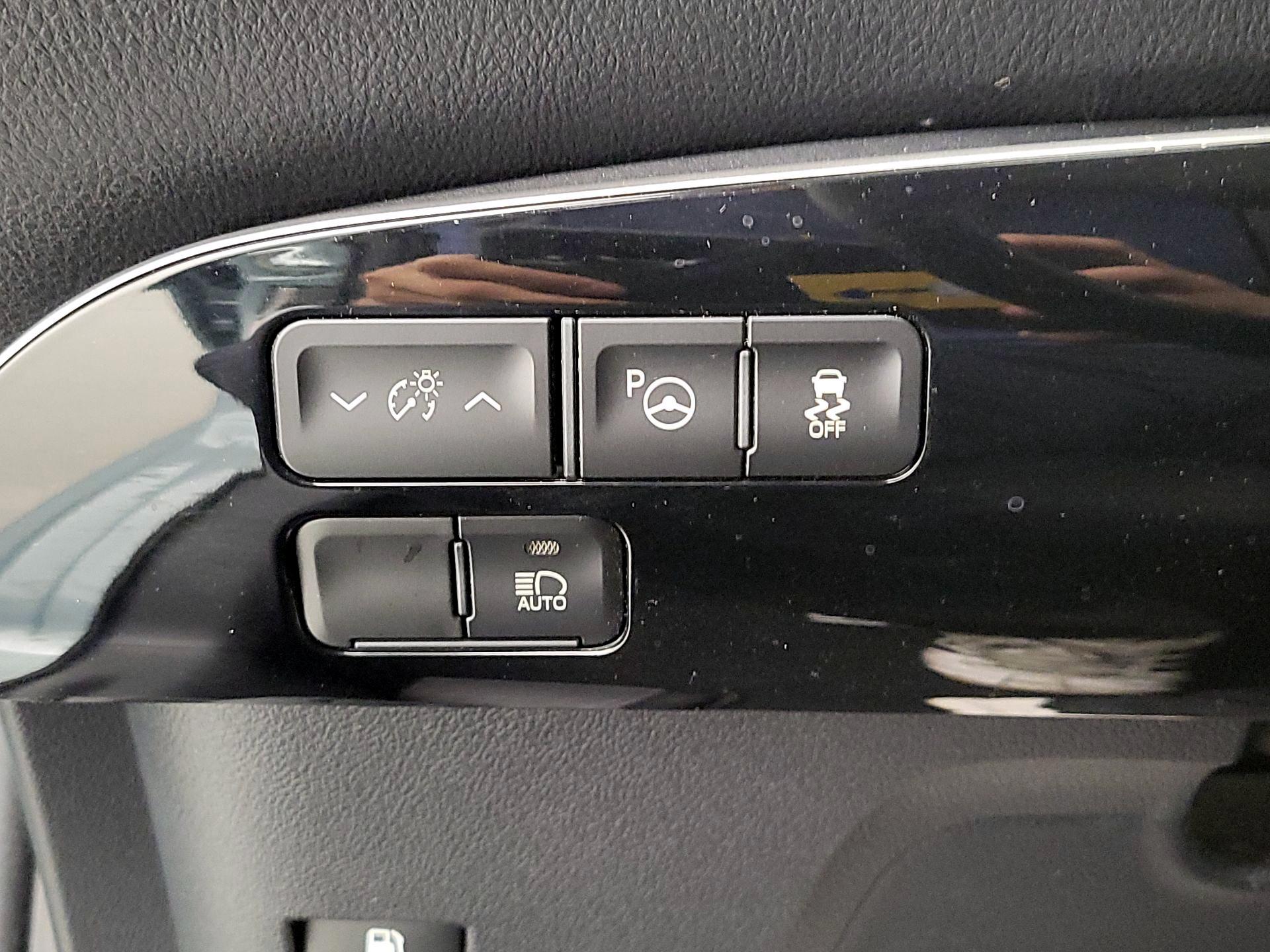 Thumbnail: 2019 Toyota Prius - 13