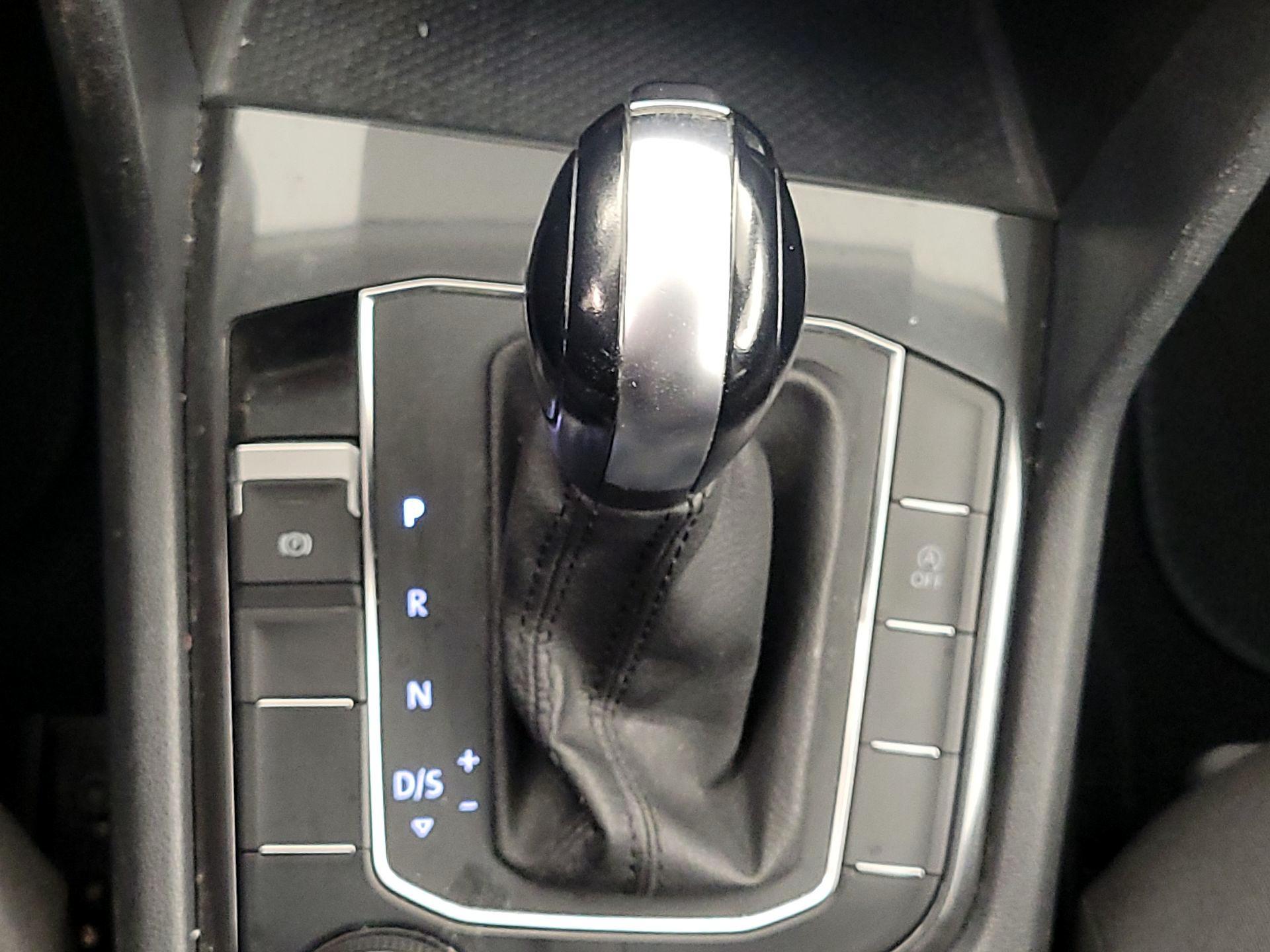 Thumbnail: 2021 Volkswagen Tiguan - 17