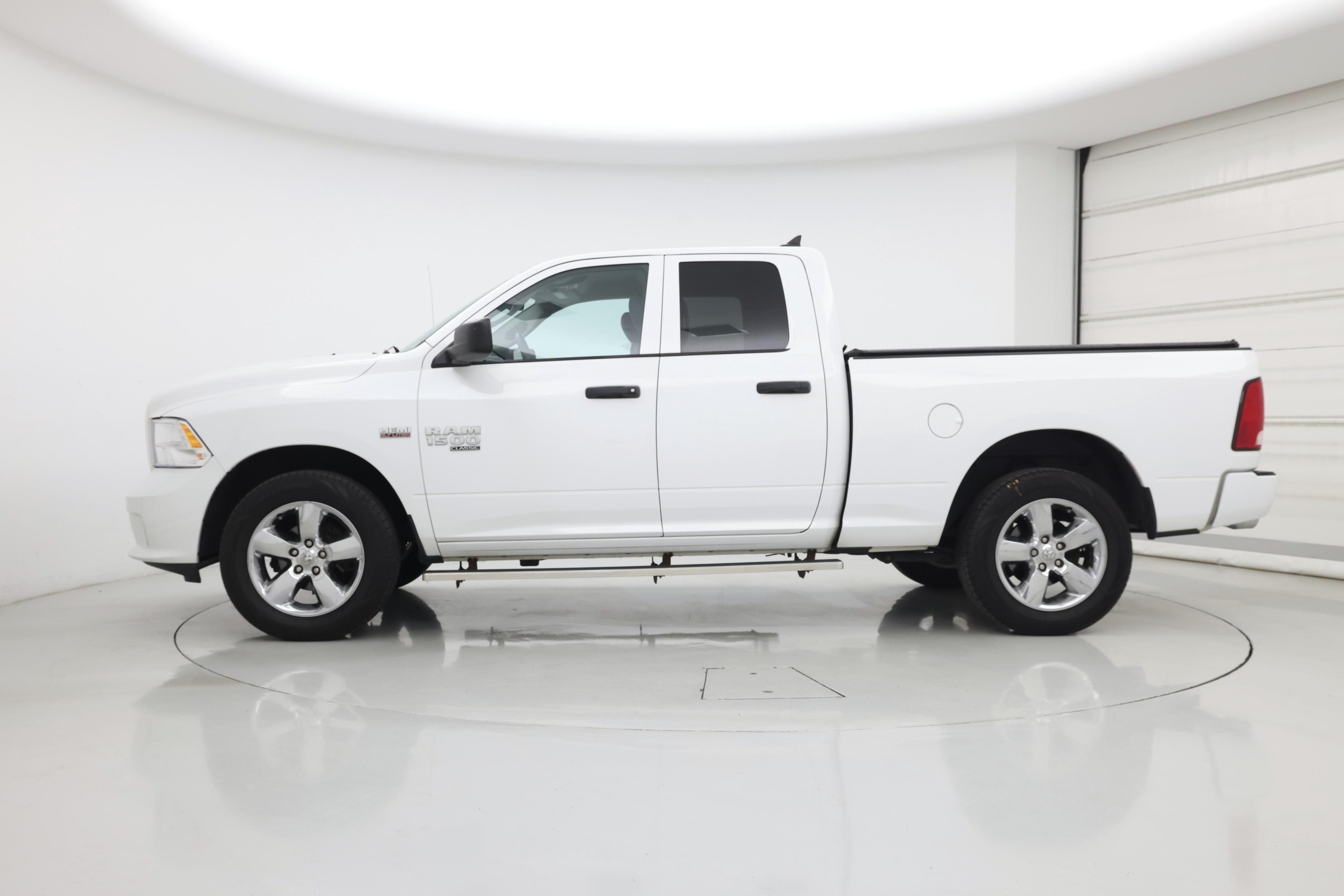 Thumbnail: 2019 RAM 1500 Classic - 3