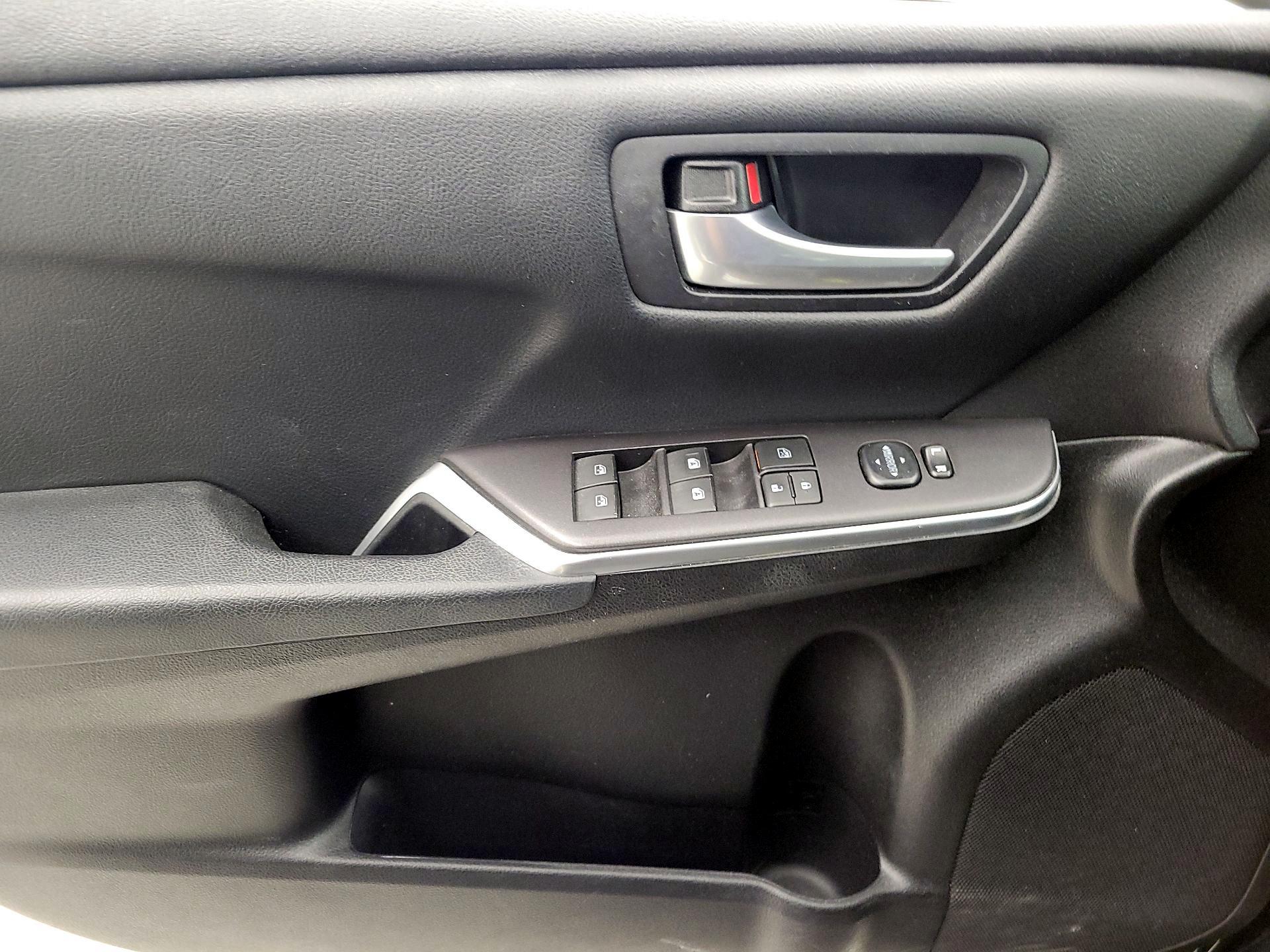 Thumbnail: 2016 Toyota Camry - 12