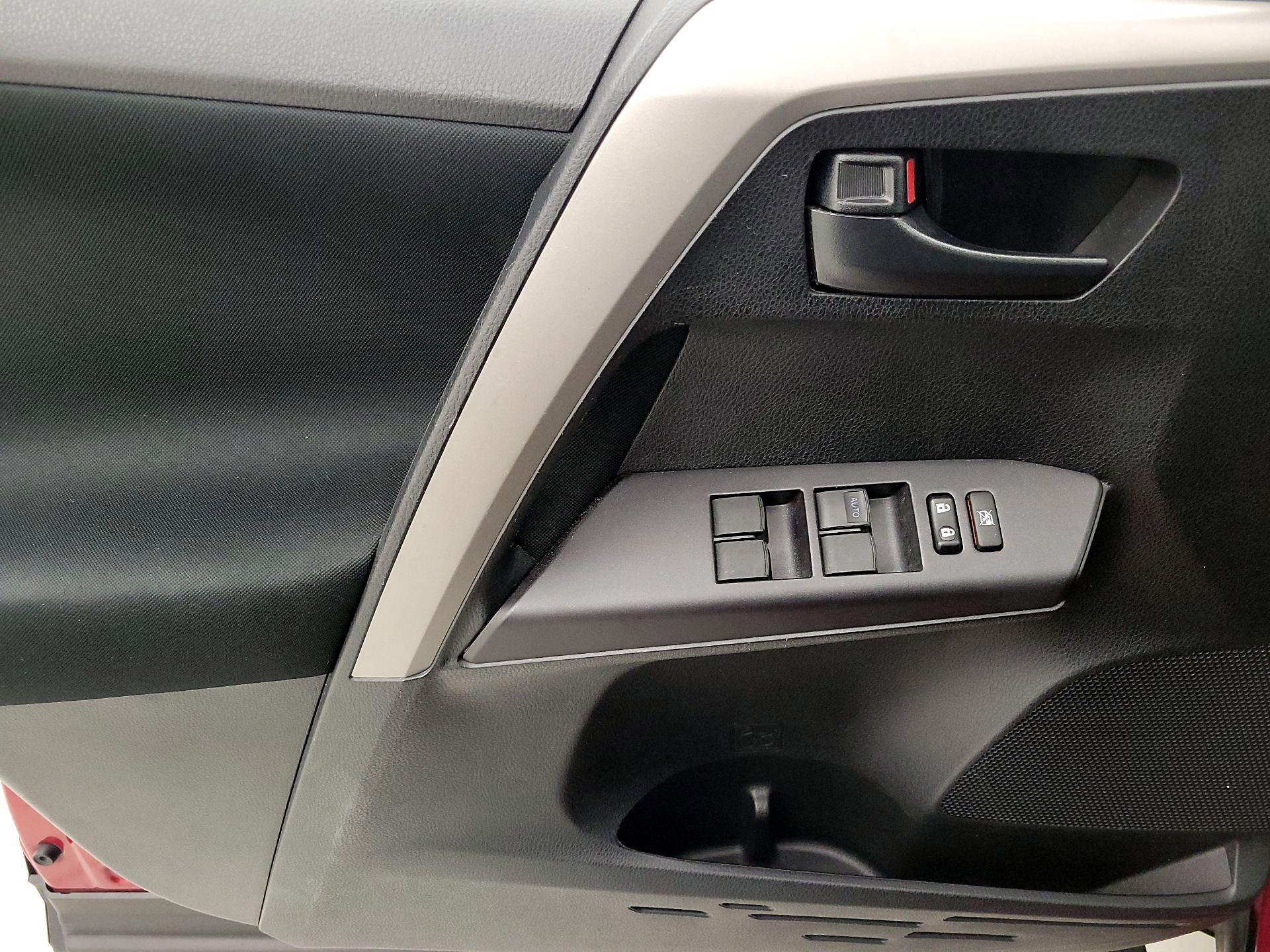 Thumbnail: 2018 Toyota RAV4 - 12