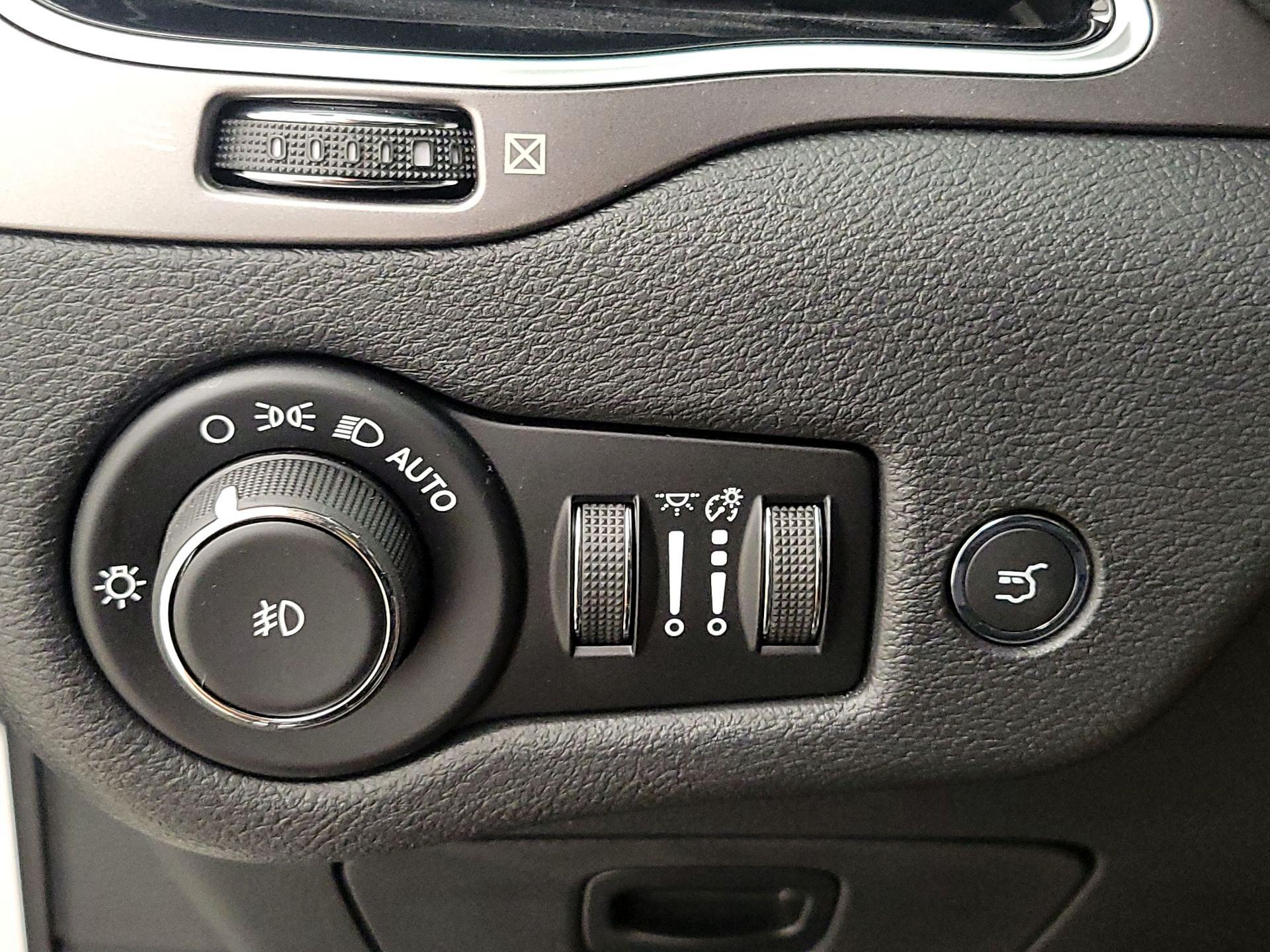 Thumbnail: 2019 Jeep Cherokee - 13