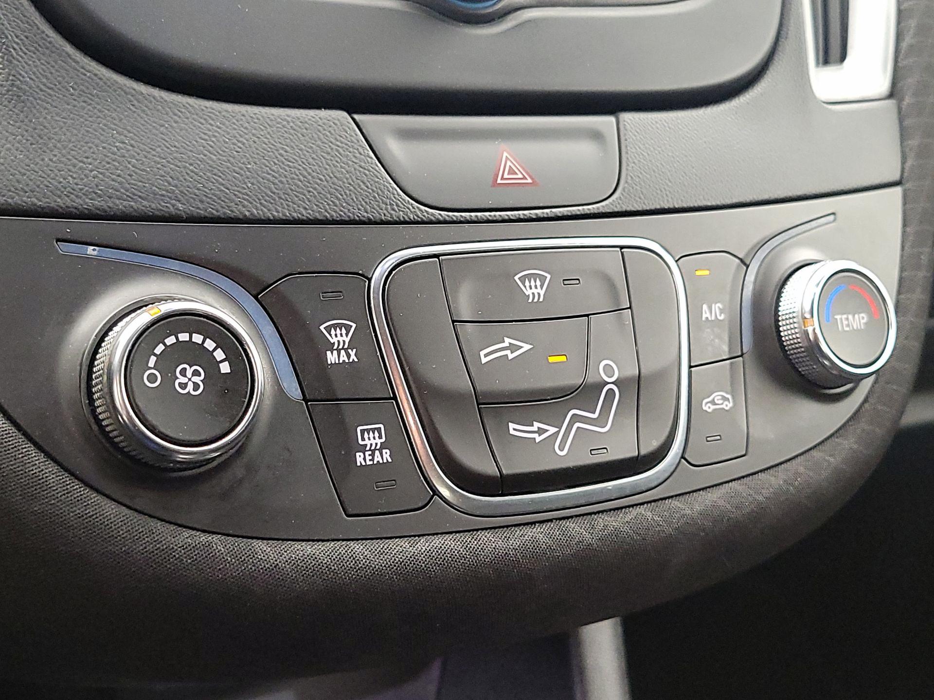 Thumbnail: 2016 Chevrolet Malibu - 16