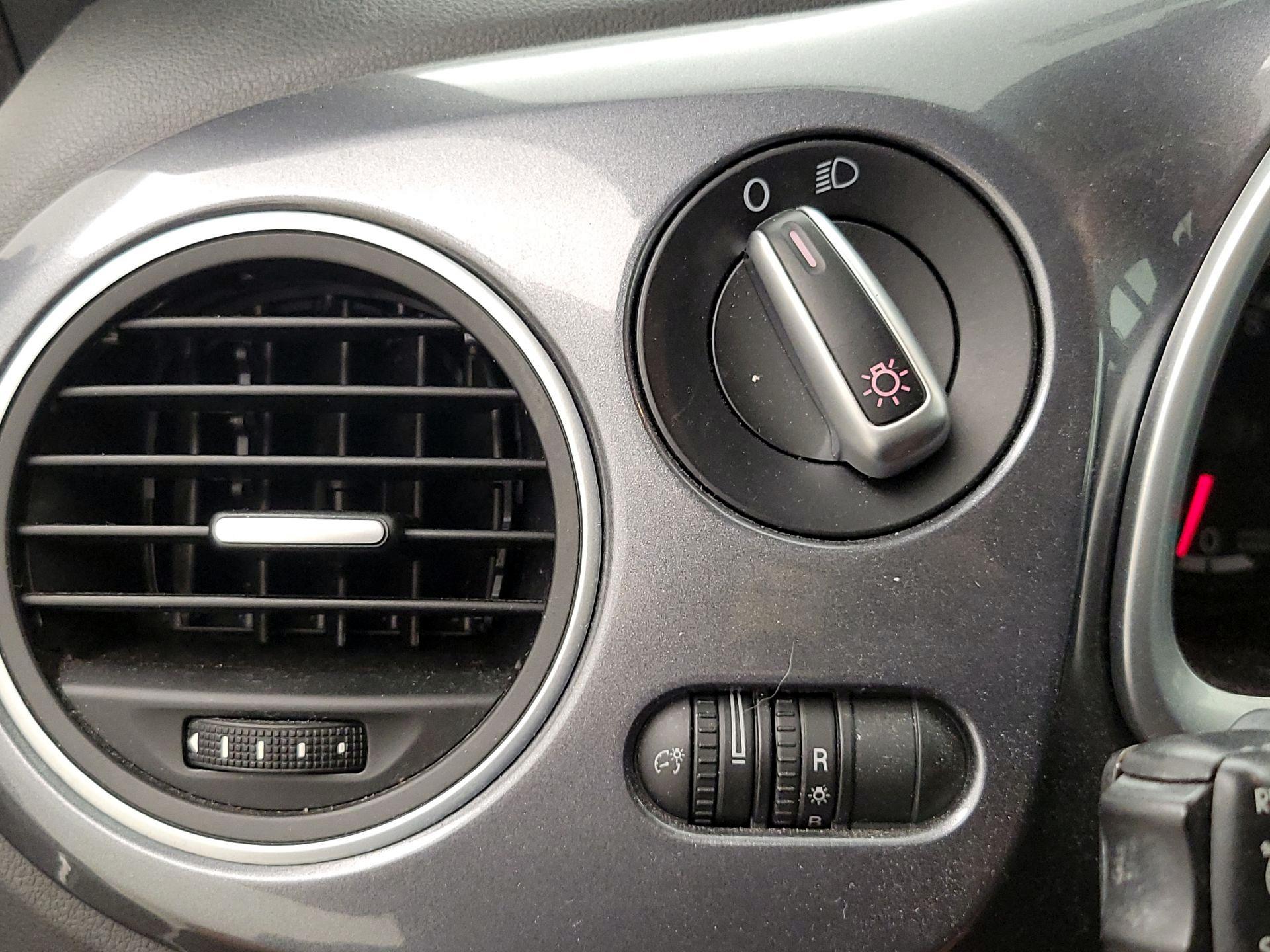 Thumbnail: 2013 Volkswagen Beetle - 13