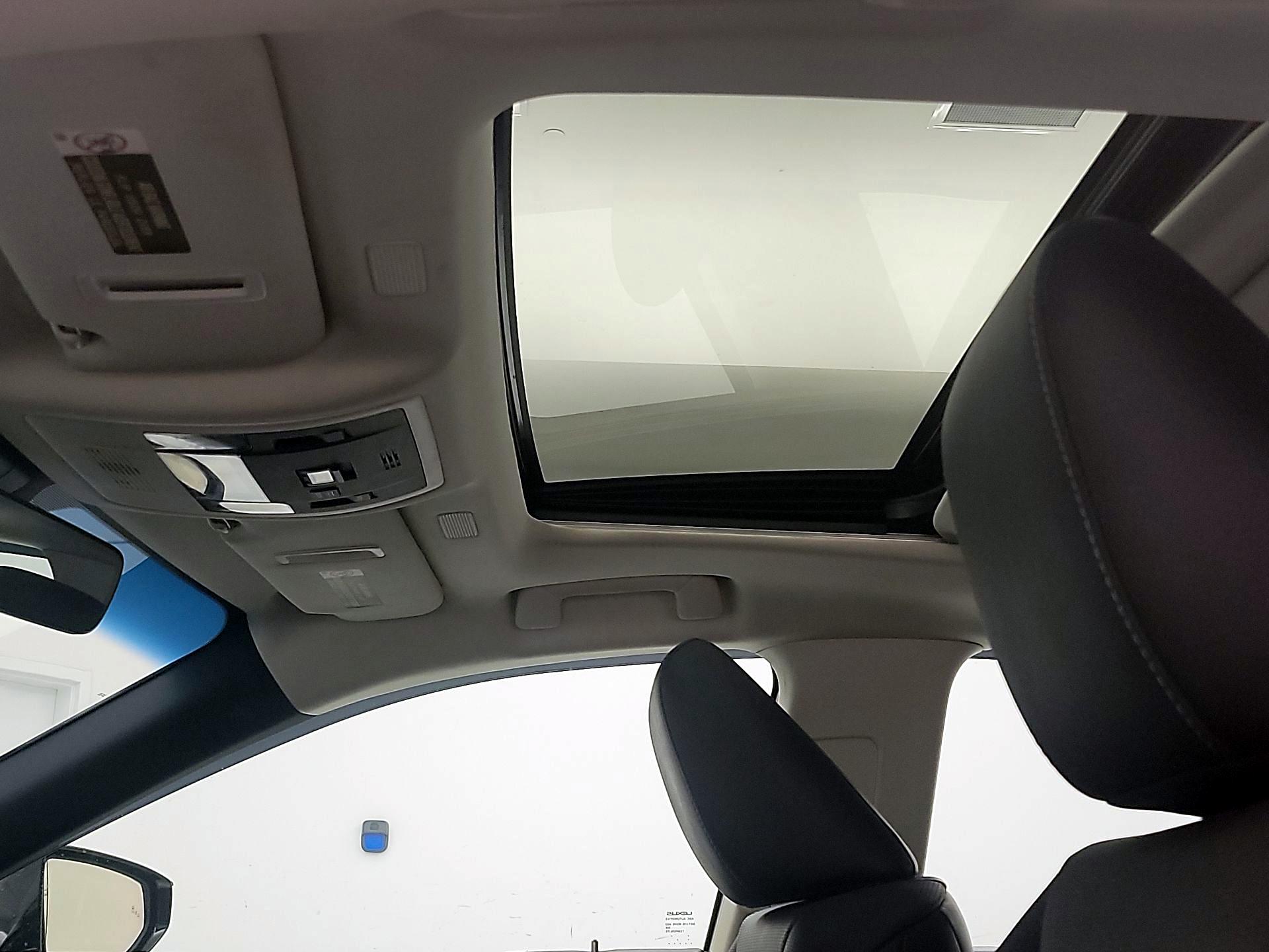 Thumbnail: 2019 Lexus ES - 20