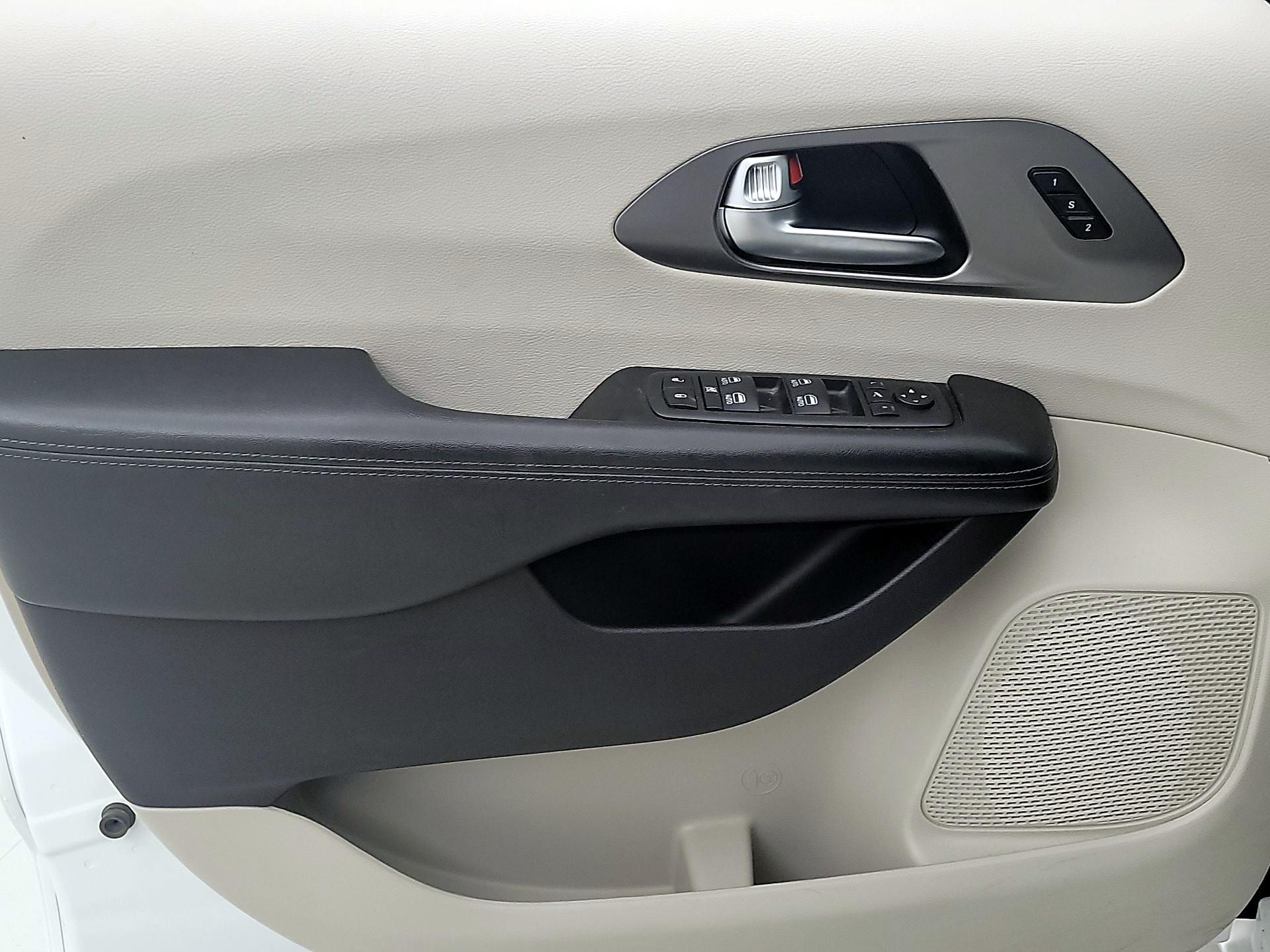 Thumbnail: 2019 Chrysler Pacifica - 12