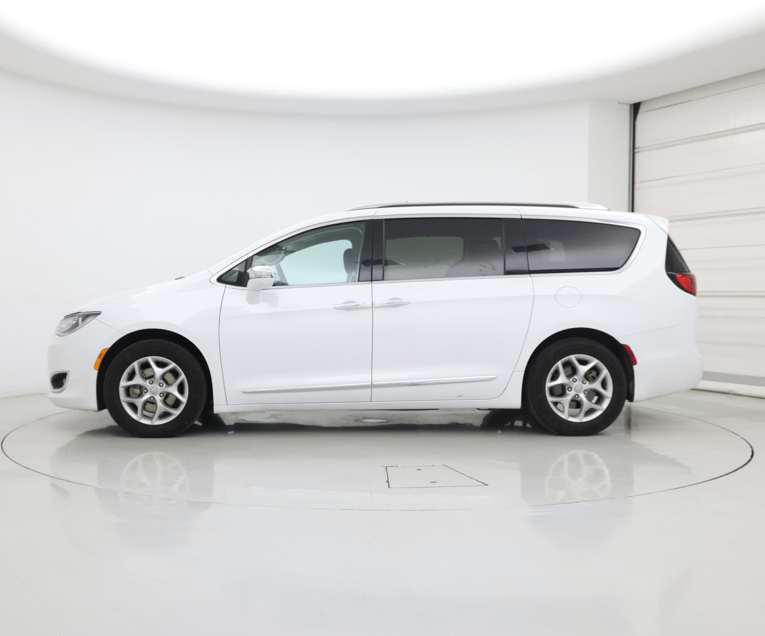 Thumbnail: 2019 Chrysler Pacifica - 3