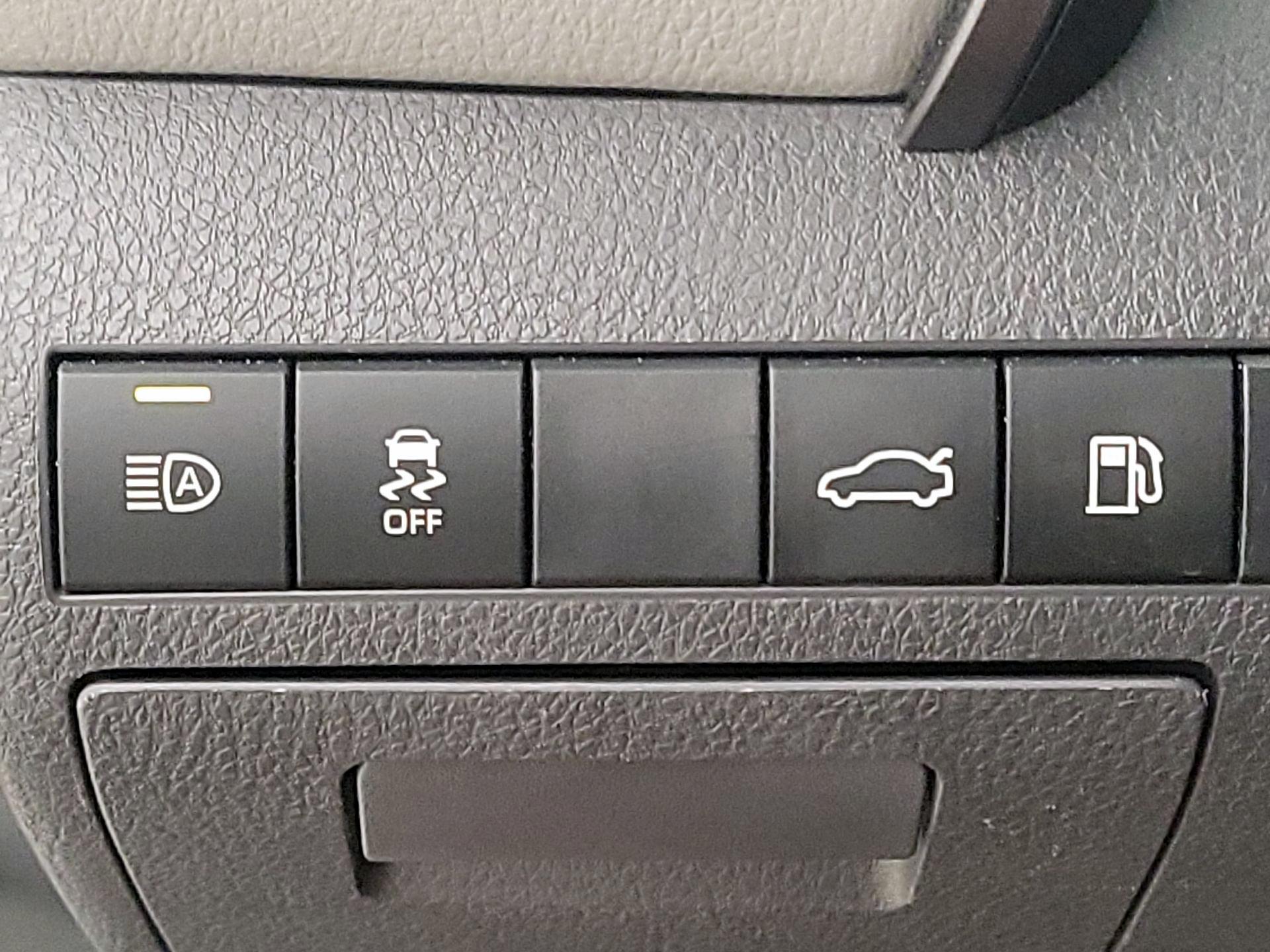 Thumbnail: 2018 Toyota Camry - 13