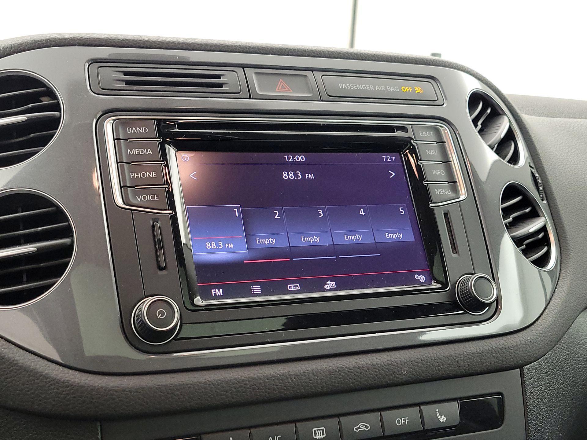 Thumbnail: 2016 Volkswagen Tiguan - 16