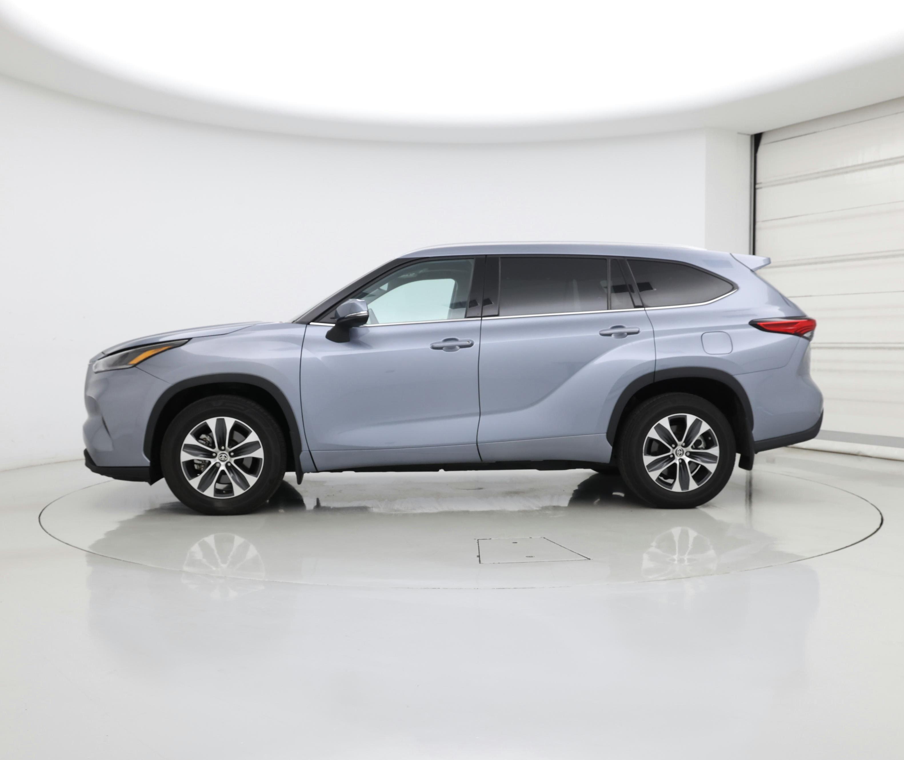 Thumbnail: 2021 Toyota Highlander - 3