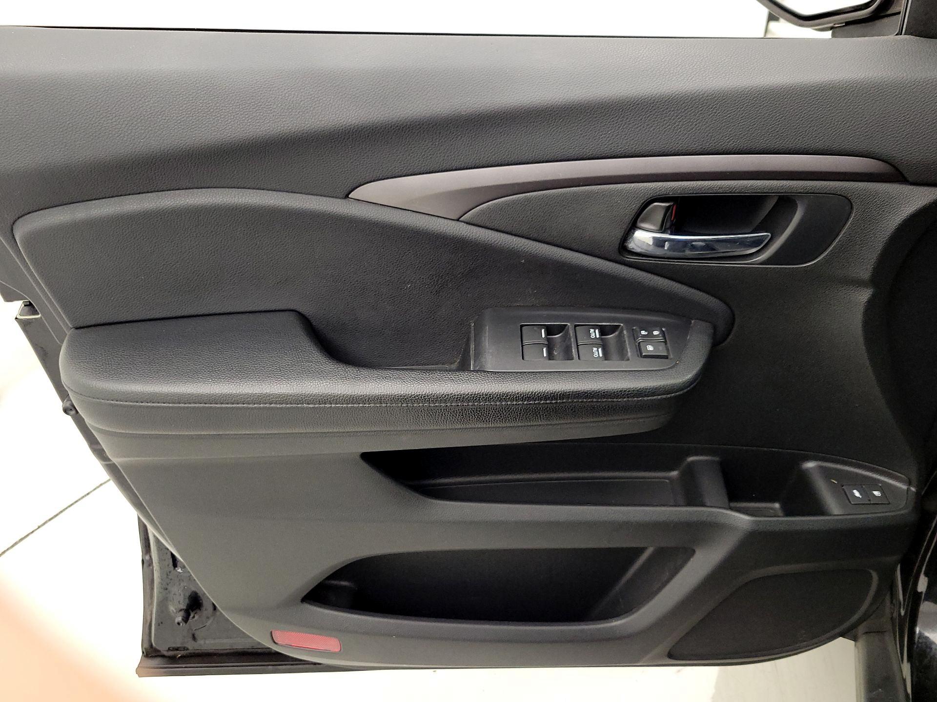 Thumbnail: 2017 Honda Pilot - 12