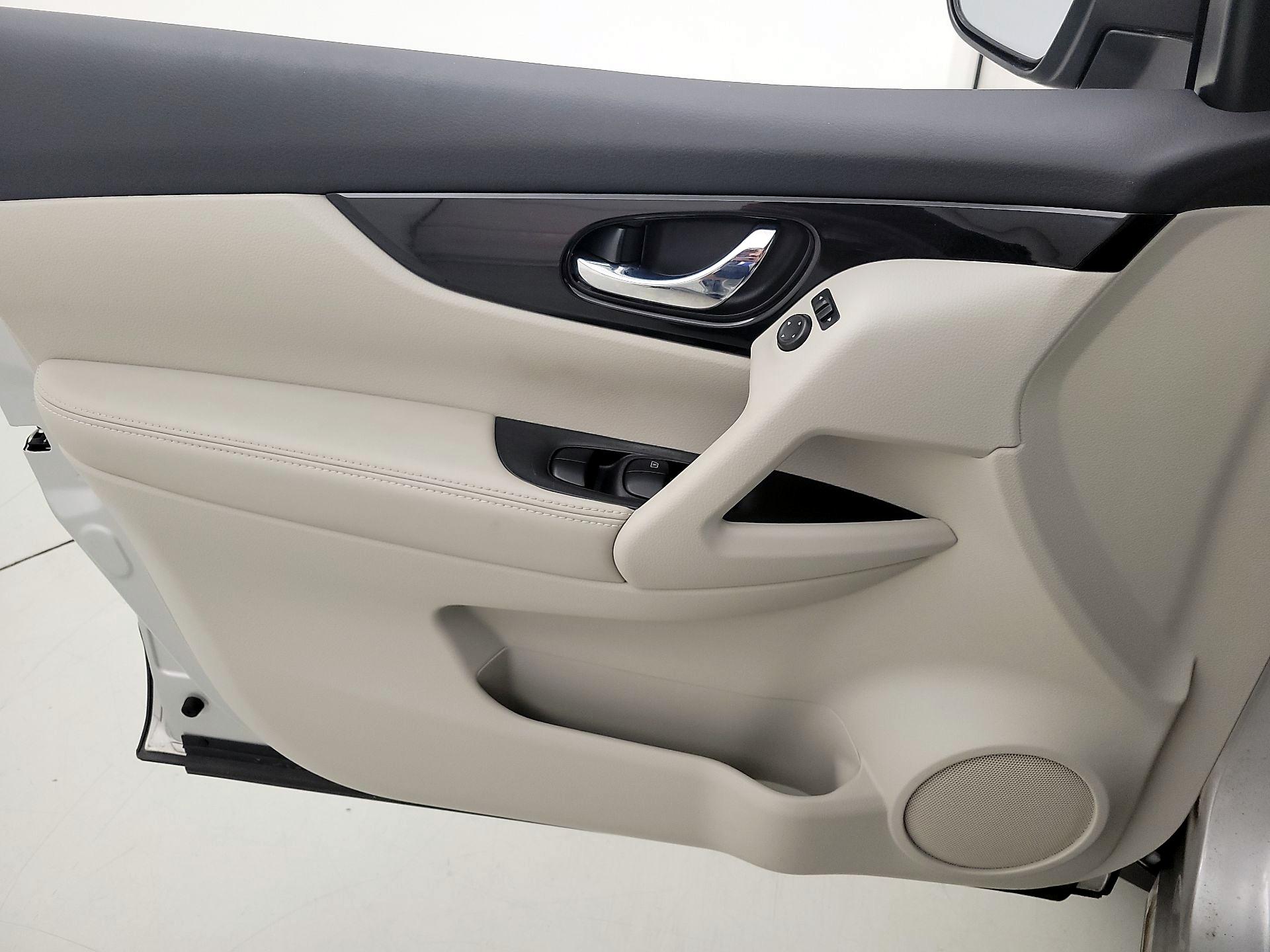 Thumbnail: 2020 Nissan Rogue Sport - 12