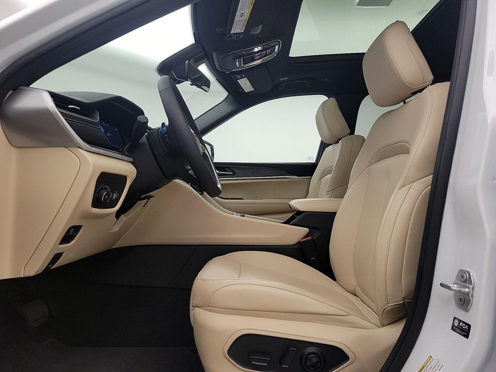 Thumbnail: 2025 Jeep Grand Cherokee - 11
