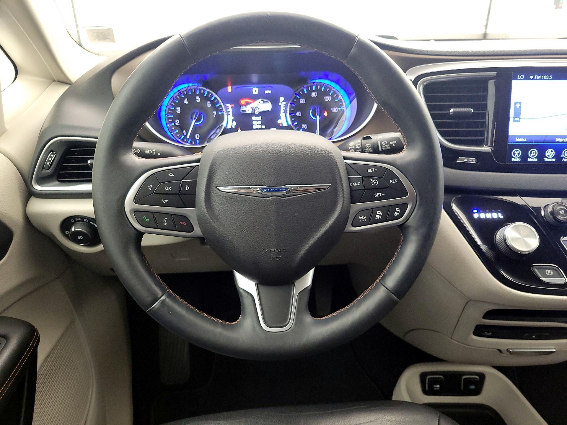 Thumbnail: 2017 Chrysler Pacifica - 10