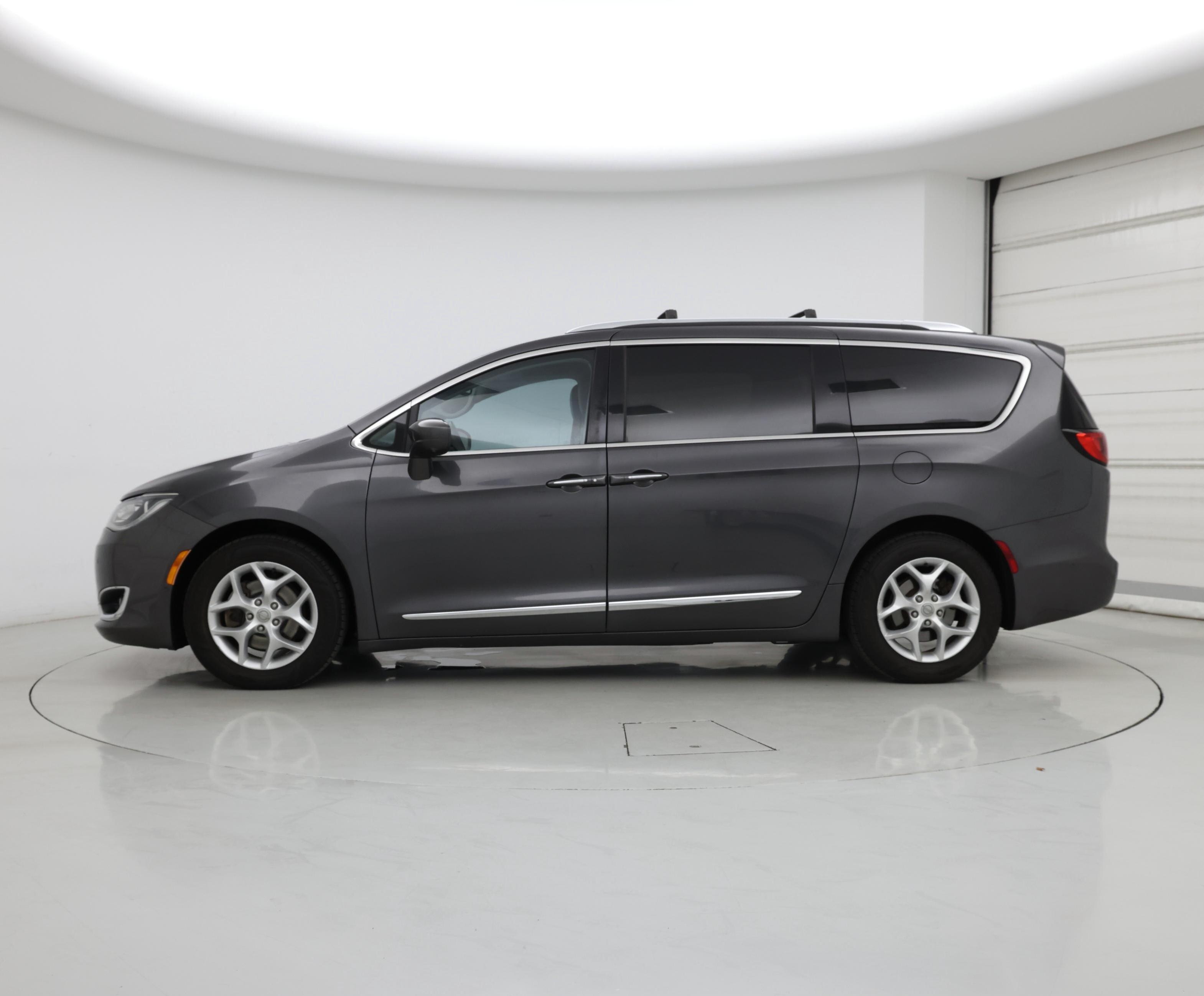 Thumbnail: 2017 Chrysler Pacifica - 3