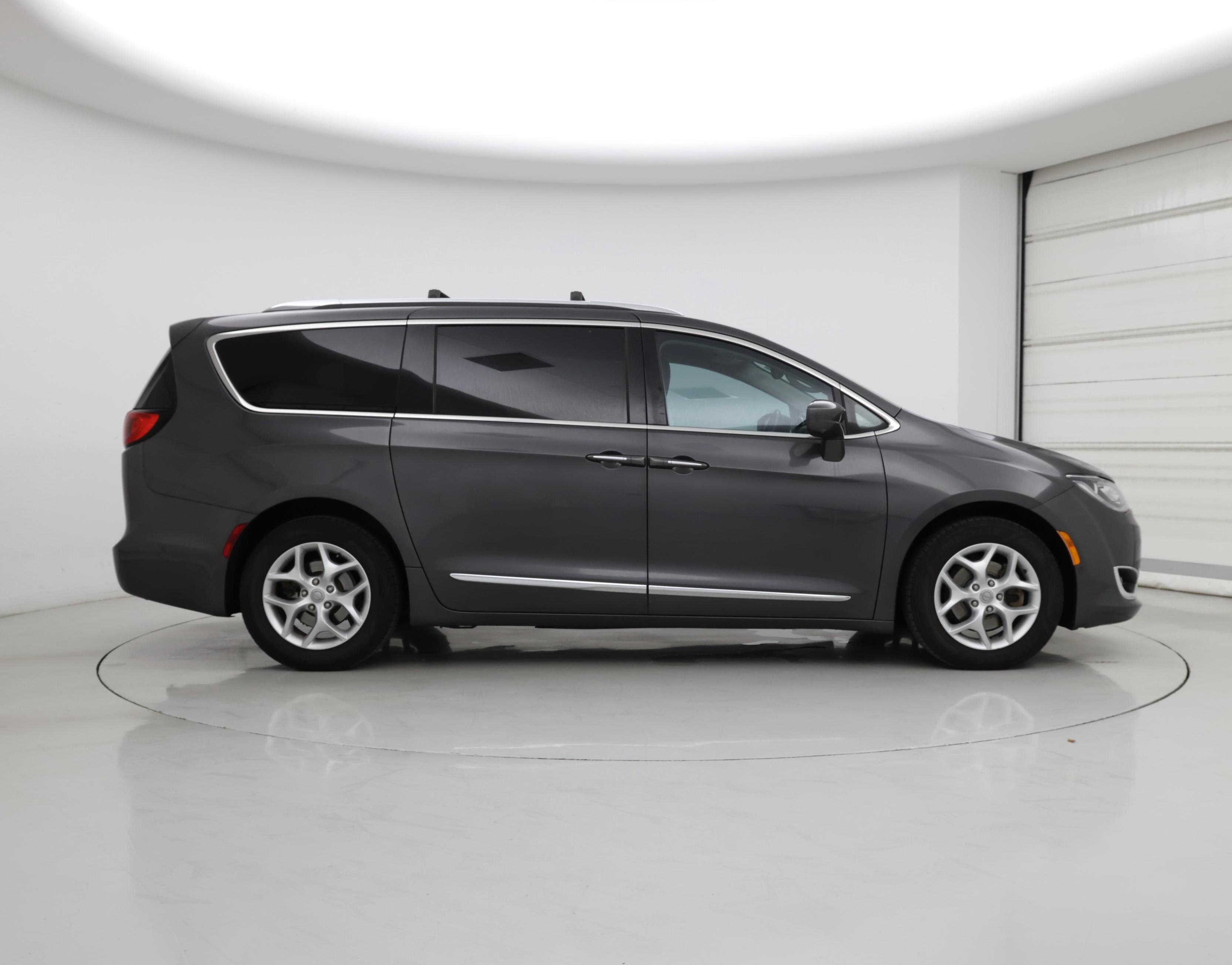 Thumbnail: 2017 Chrysler Pacifica - 7
