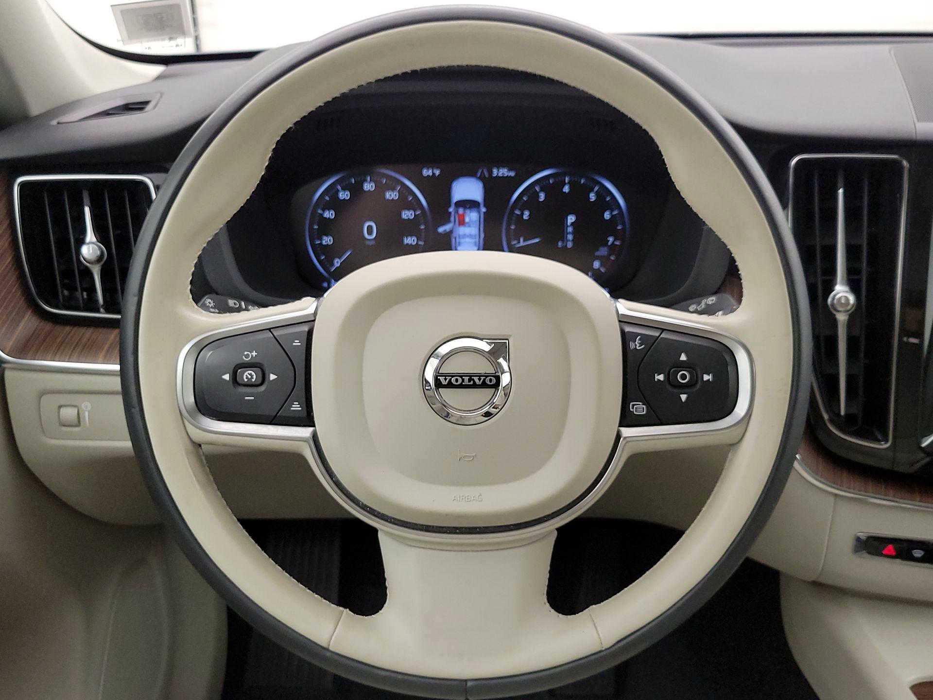 Thumbnail: 2021 Volvo XC60 - 10