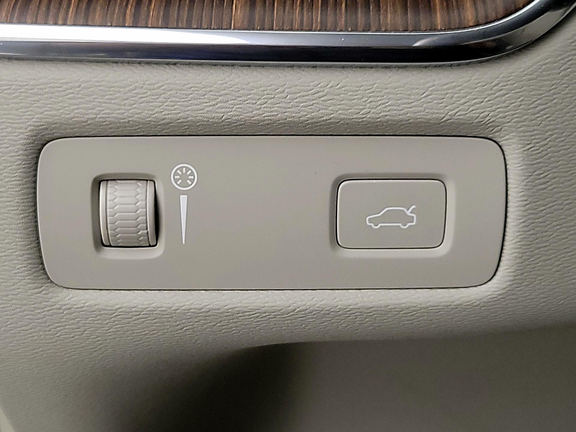 Thumbnail: 2021 Volvo XC60 - 13